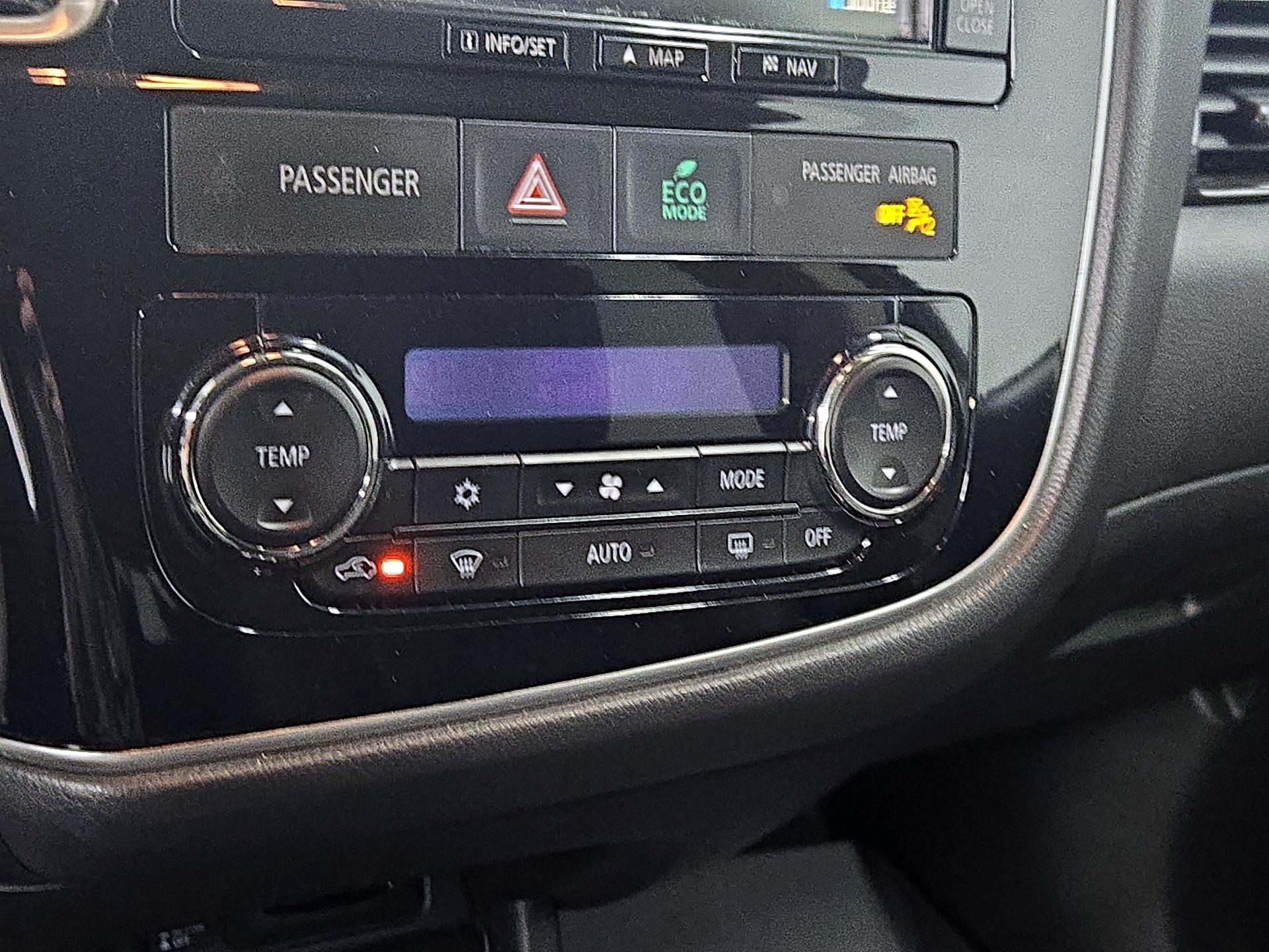 Thumbnail: 2016 Mitsubishi Outlander - 16