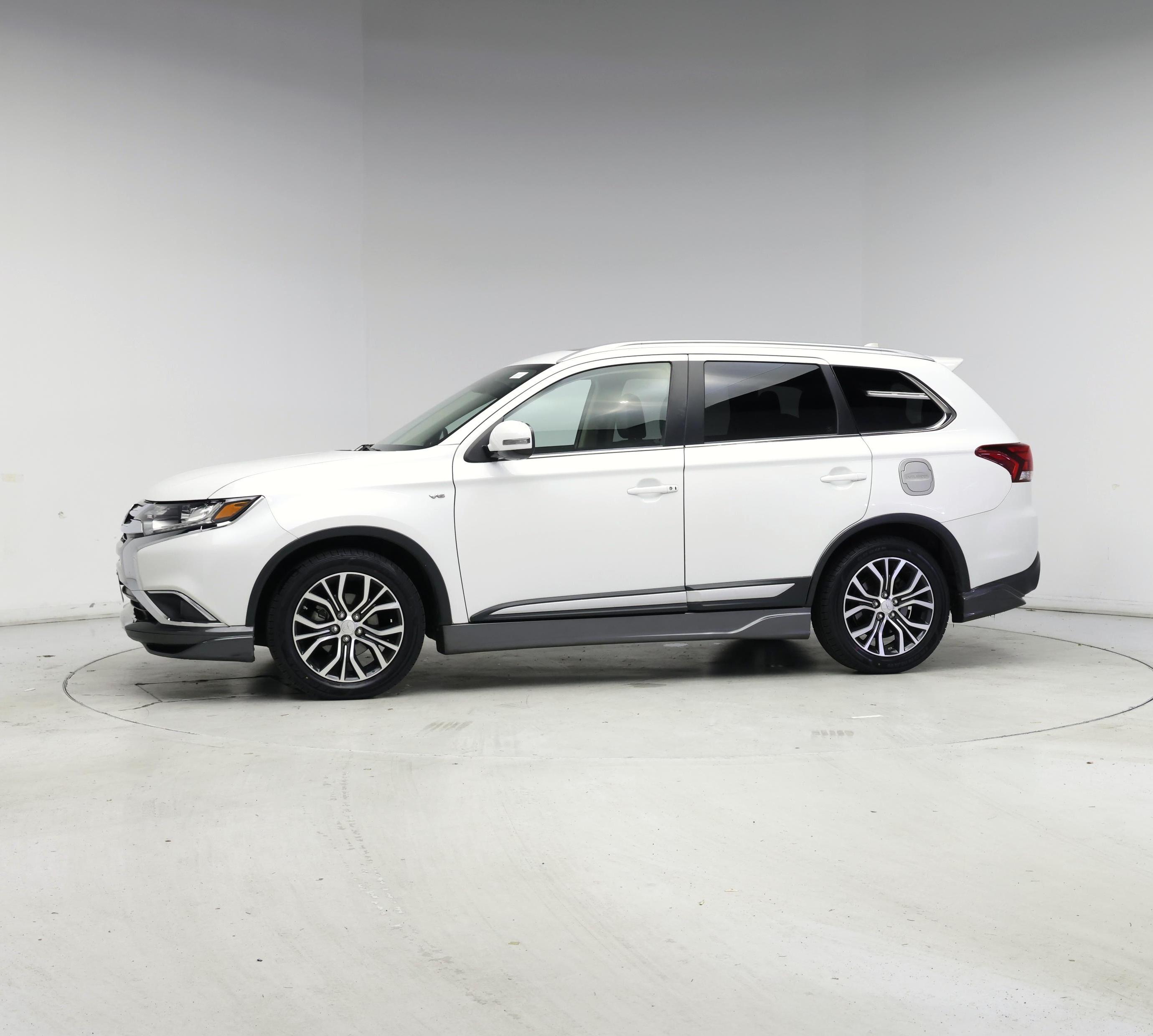 Thumbnail: 2016 Mitsubishi Outlander - 3