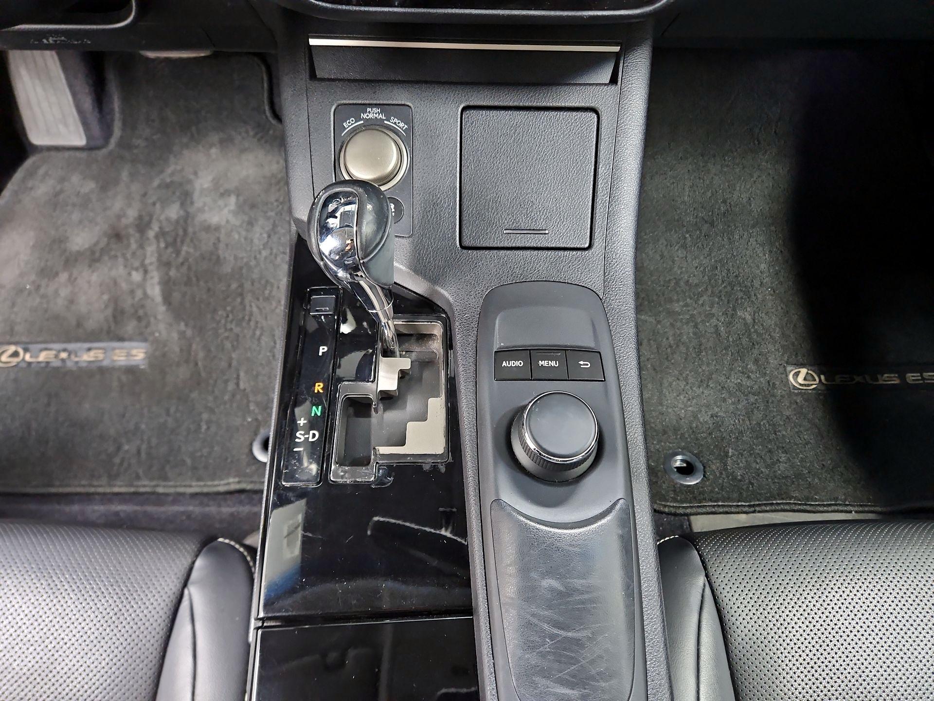 Thumbnail: 2015 Lexus ES - 17