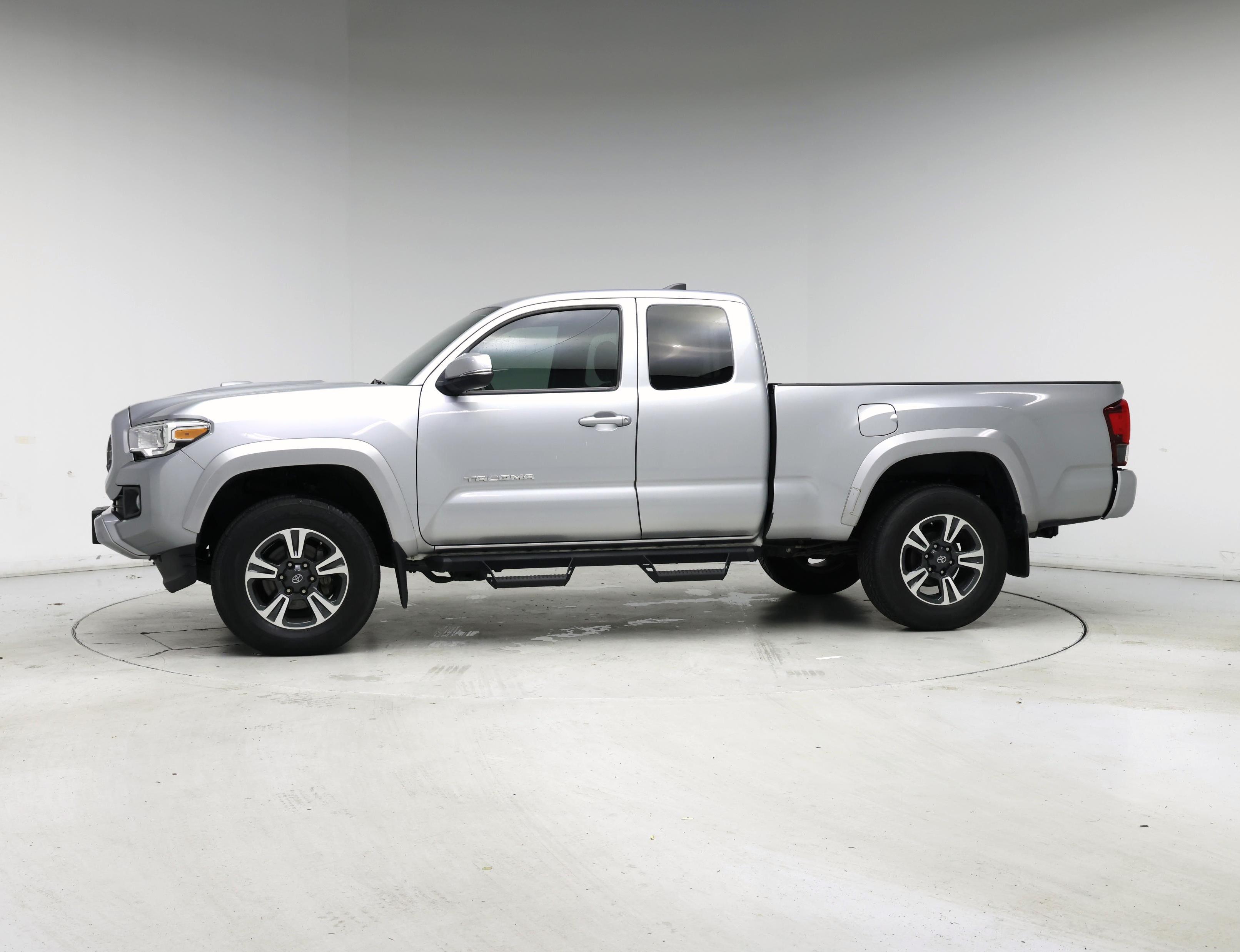 Thumbnail: 2019 Toyota Tacoma - 3