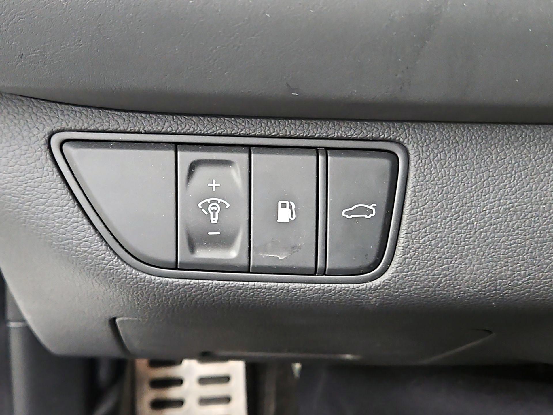 Thumbnail: 2022 Genesis G70 - 13