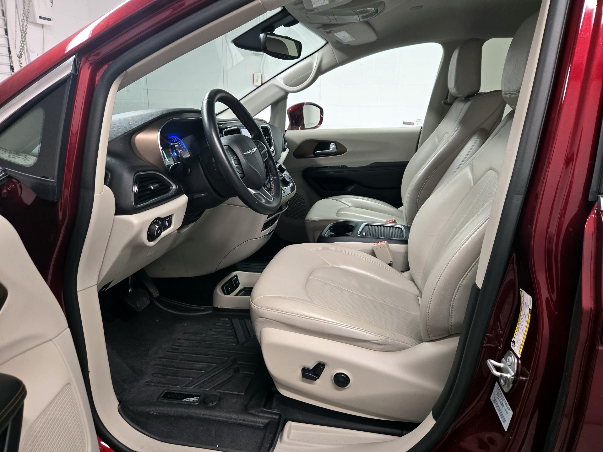 Thumbnail: 2017 Chrysler Pacifica - 11