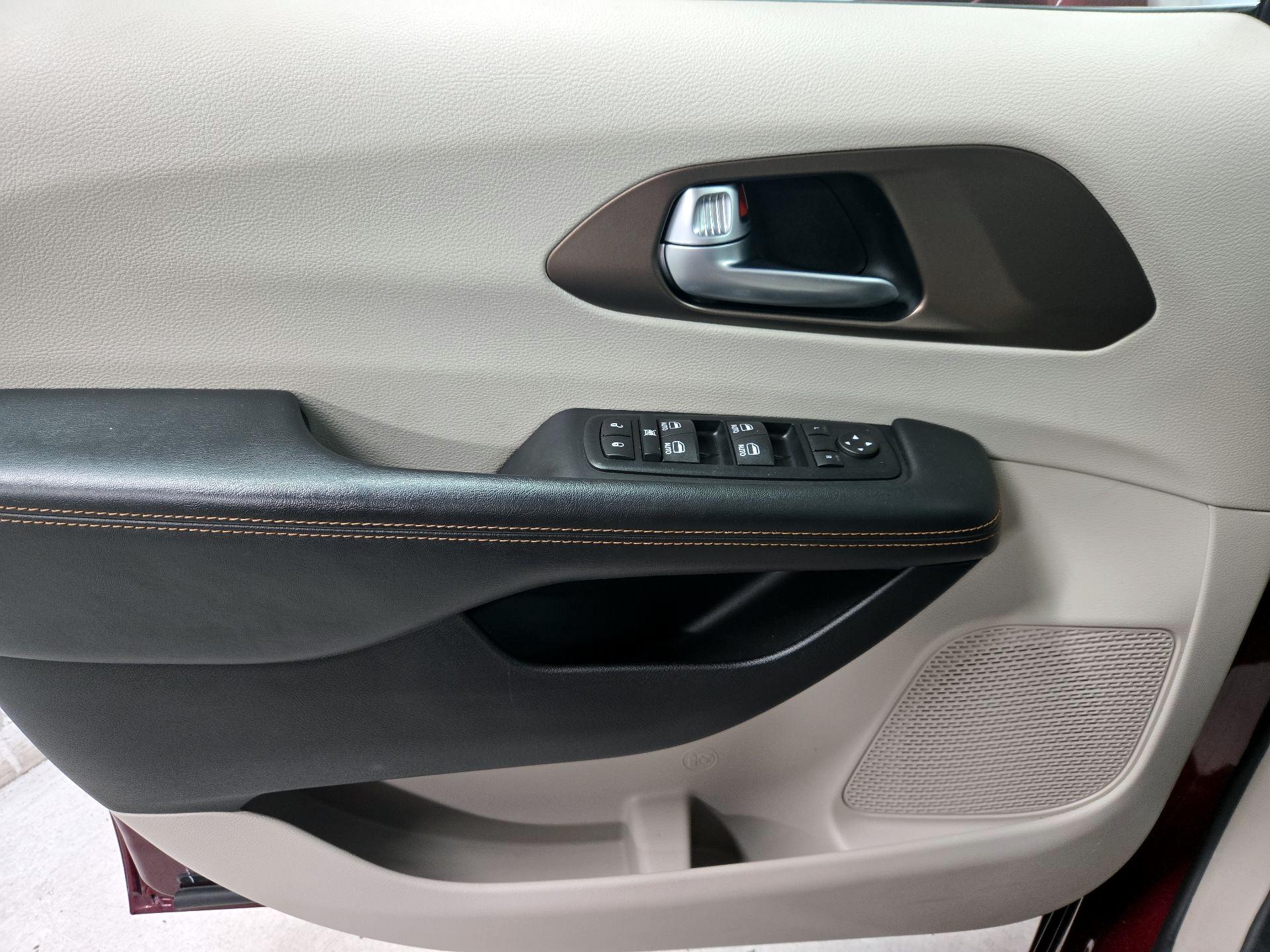 Thumbnail: 2017 Chrysler Pacifica - 12