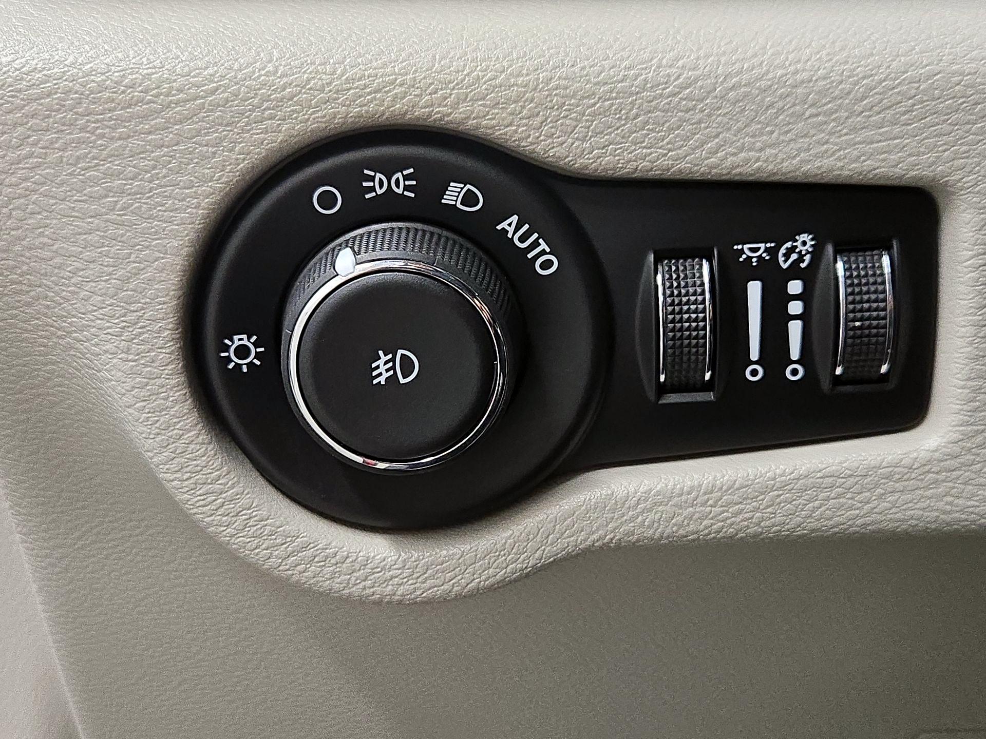 Thumbnail: 2017 Chrysler Pacifica - 13