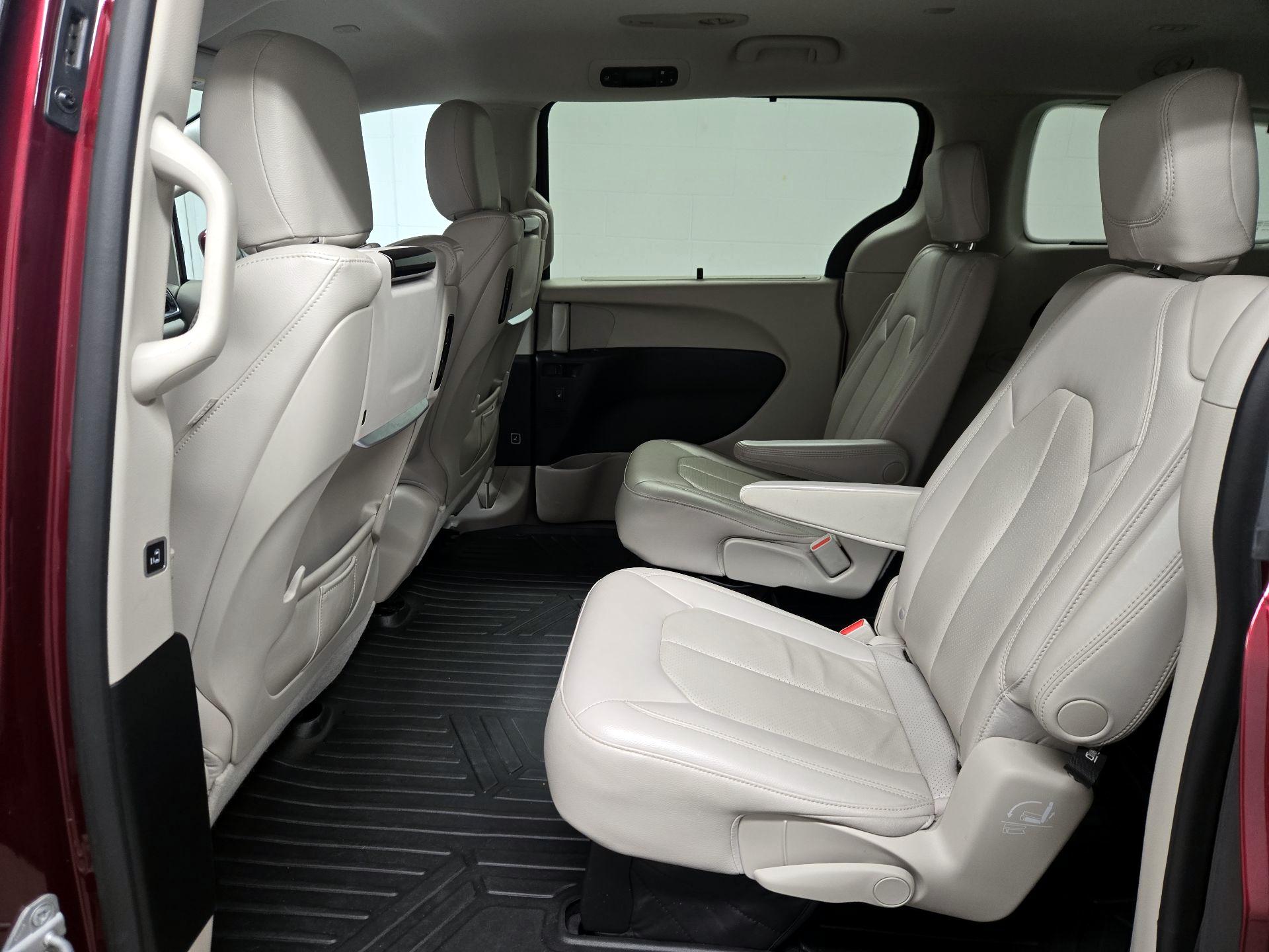 Thumbnail: 2017 Chrysler Pacifica - 20