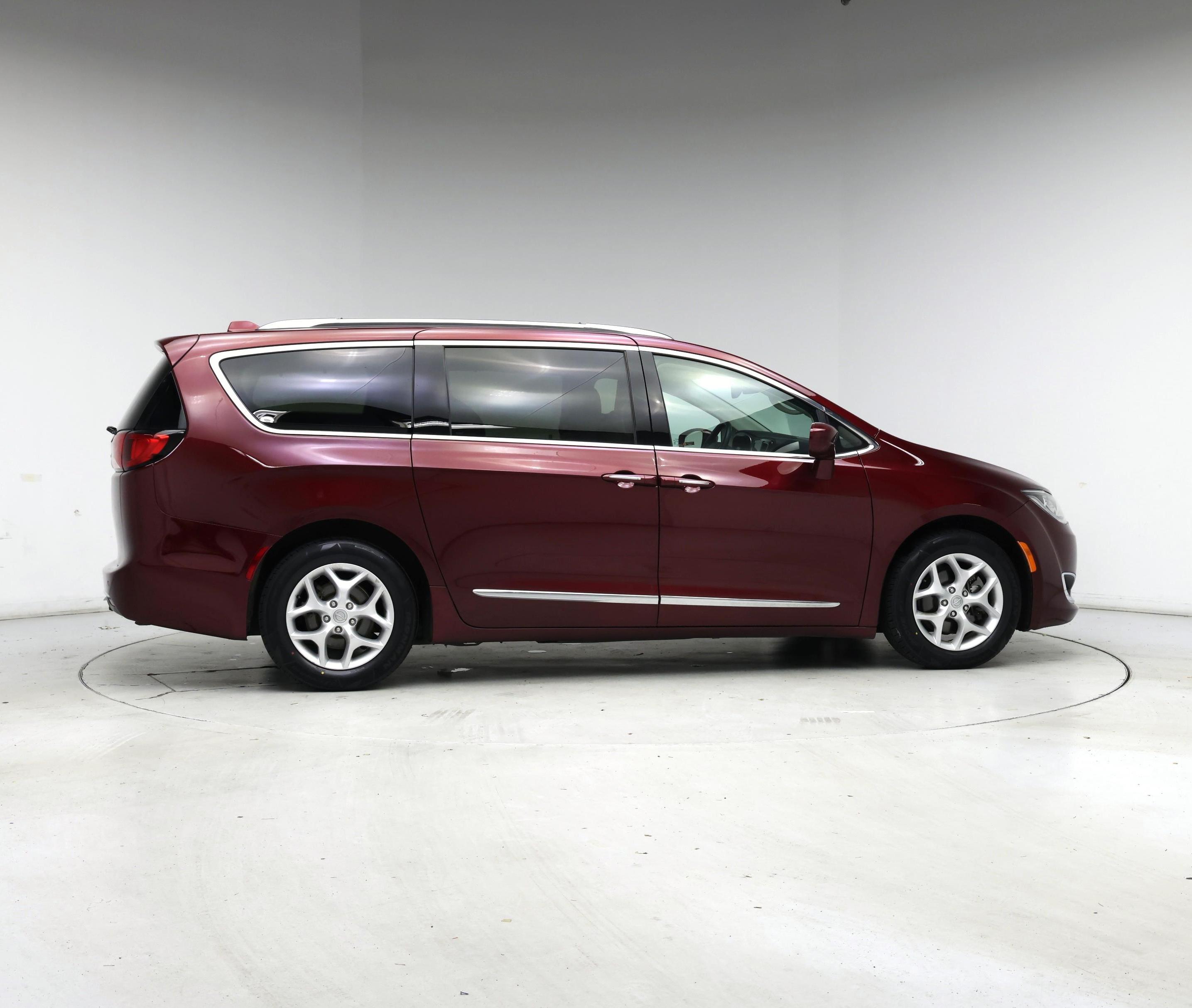 Thumbnail: 2017 Chrysler Pacifica - 7