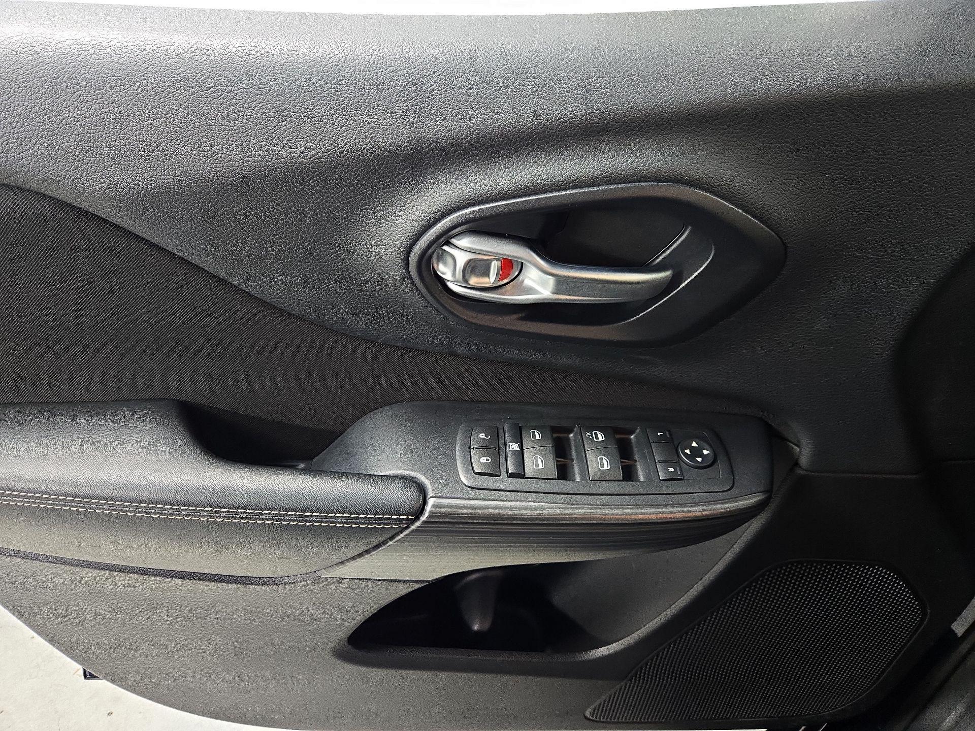 Thumbnail: 2015 Jeep Cherokee - 12