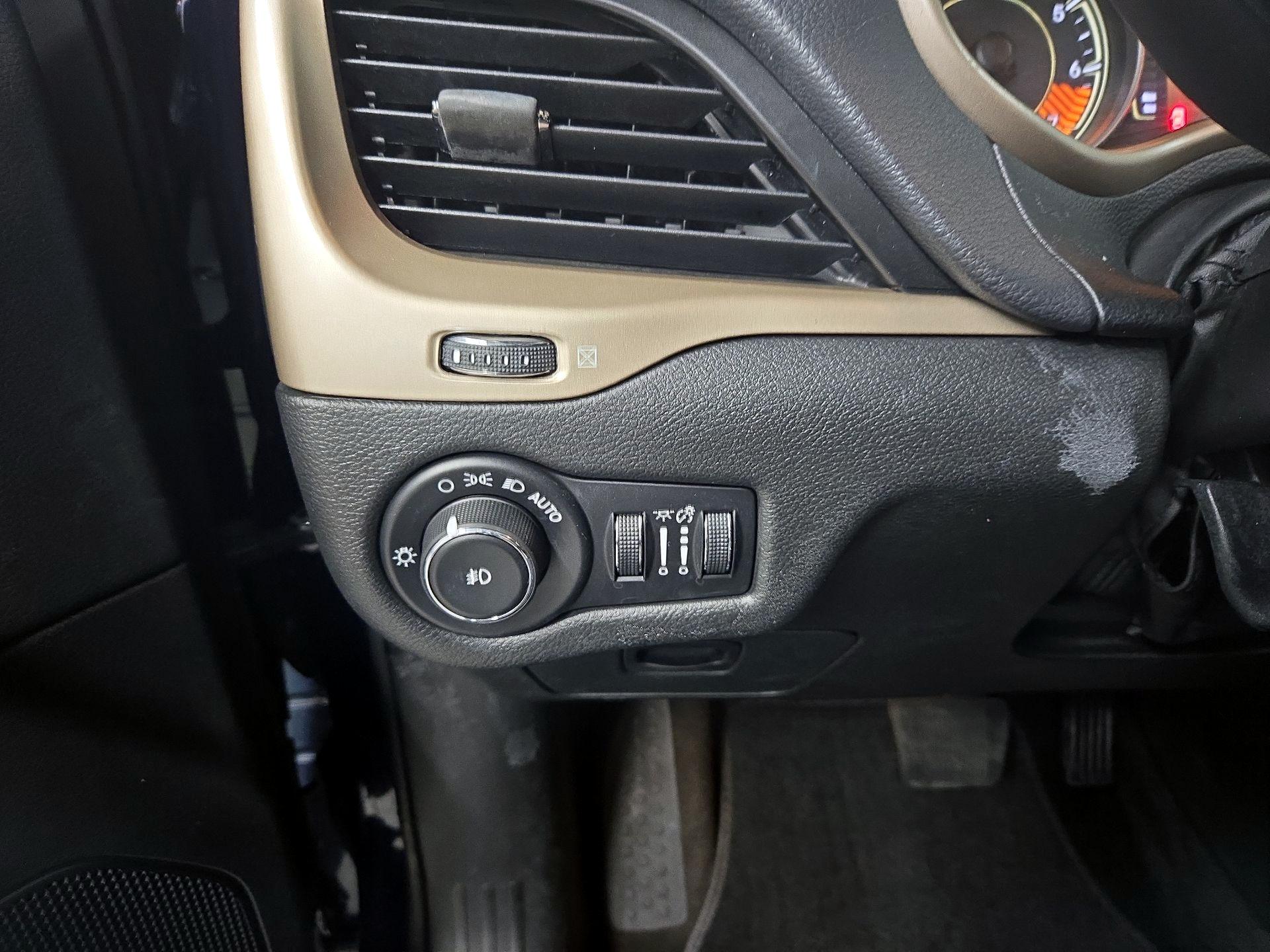 Thumbnail: 2015 Jeep Cherokee - 13