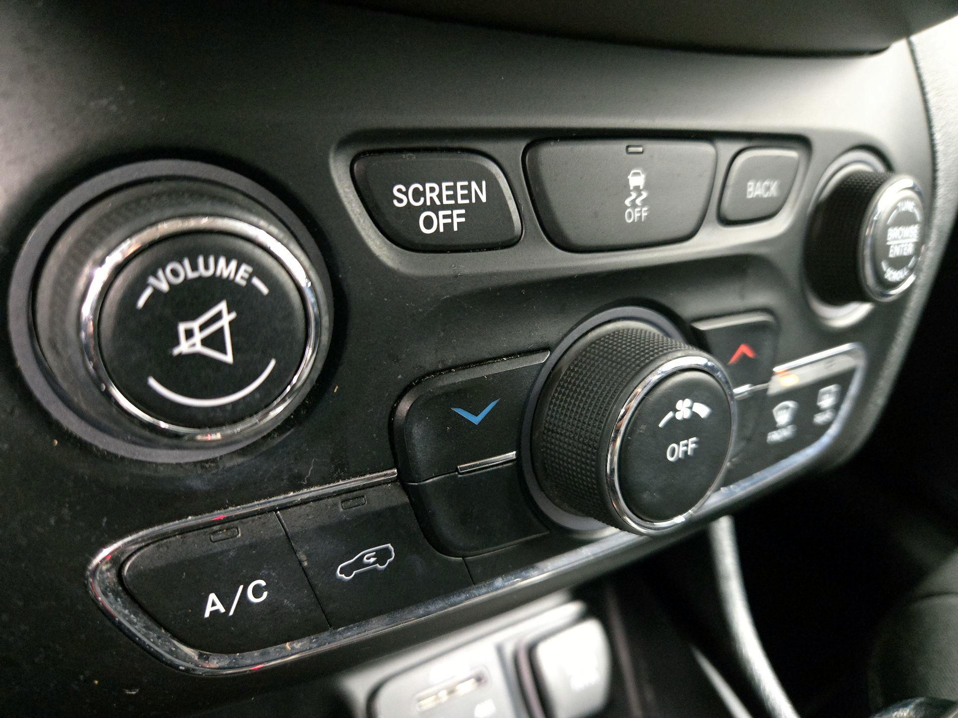 Thumbnail: 2015 Jeep Cherokee - 16