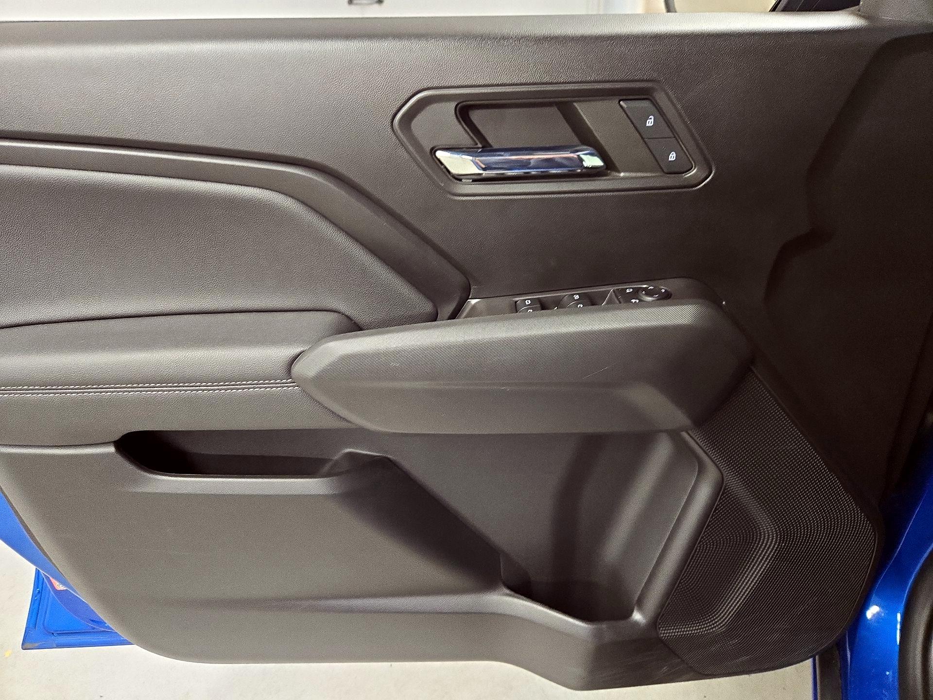 Thumbnail: 2023 Chevrolet Colorado - 12