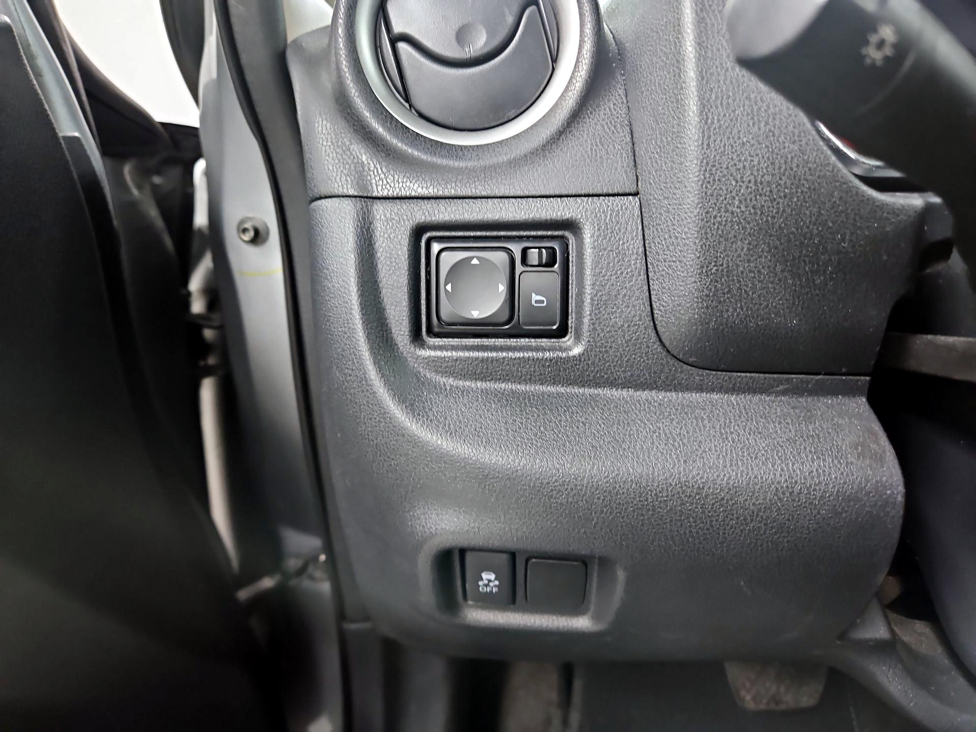 Thumbnail: 2014 Nissan Versa Note - 13