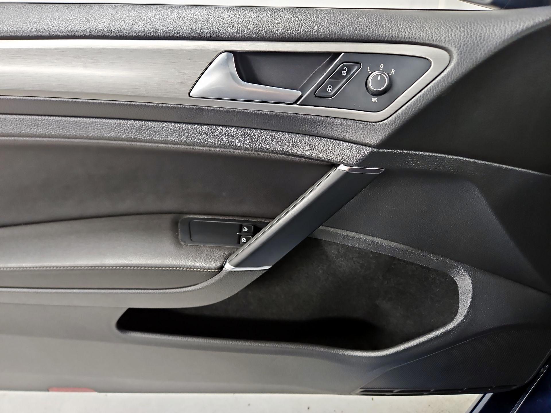 Thumbnail: 2015 Volkswagen Golf - 12