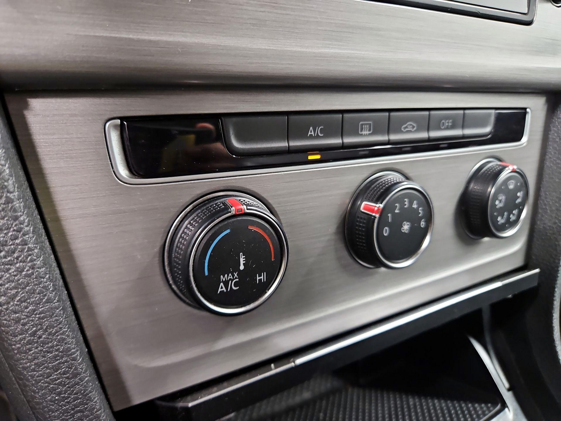 Thumbnail: 2015 Volkswagen Golf - 15