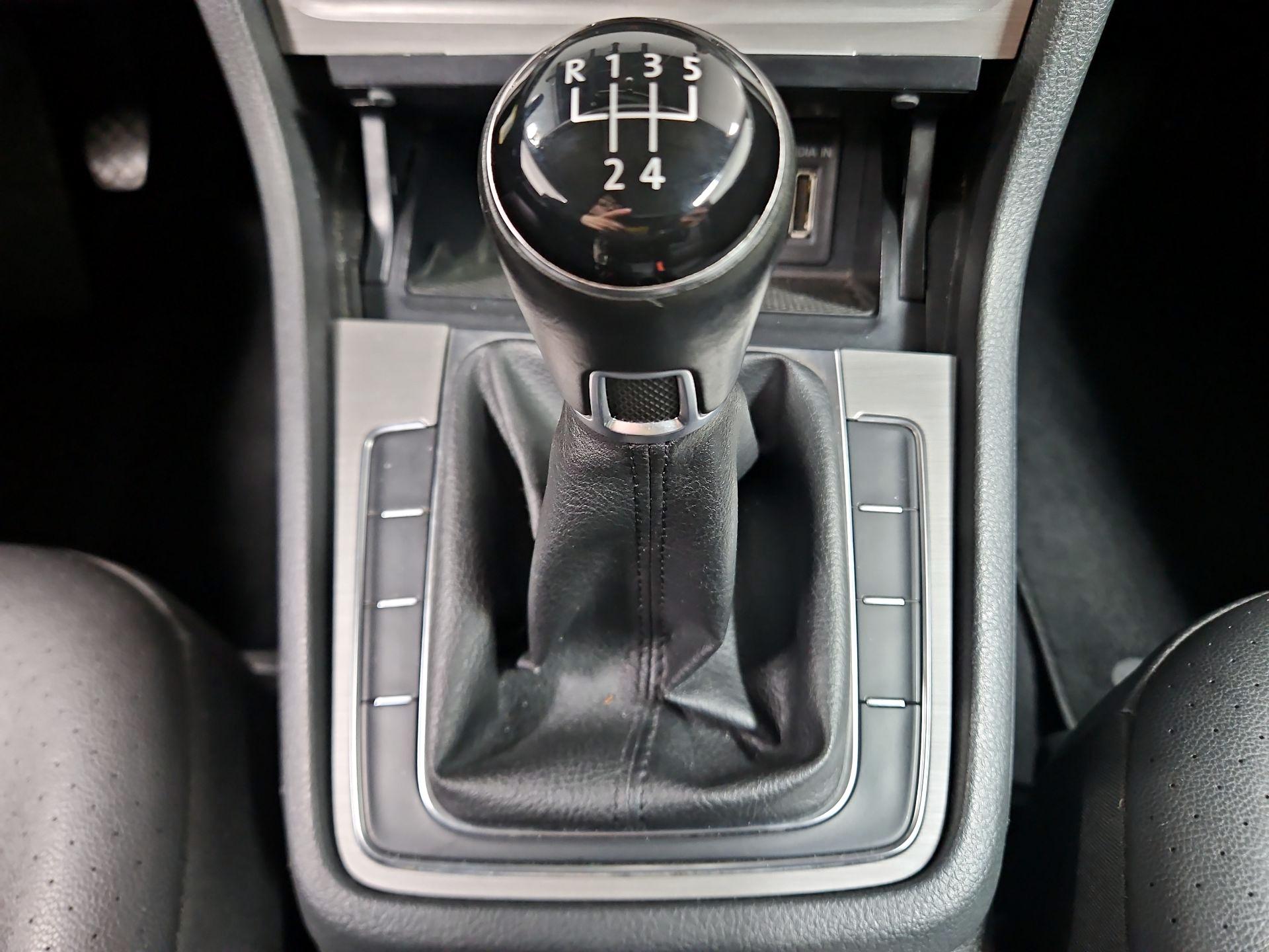 Thumbnail: 2015 Volkswagen Golf - 16