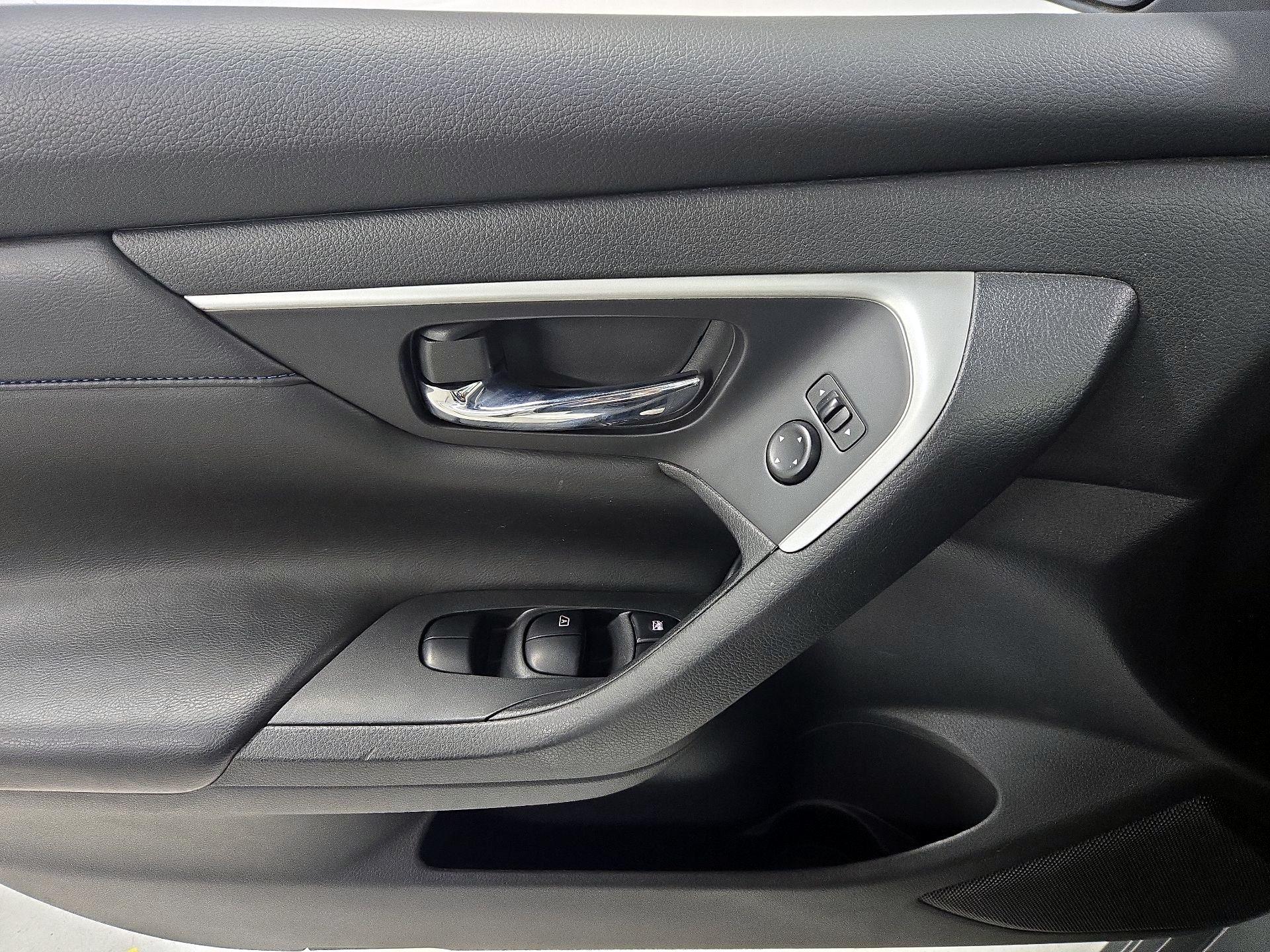 Thumbnail: 2017 Nissan Altima - 12