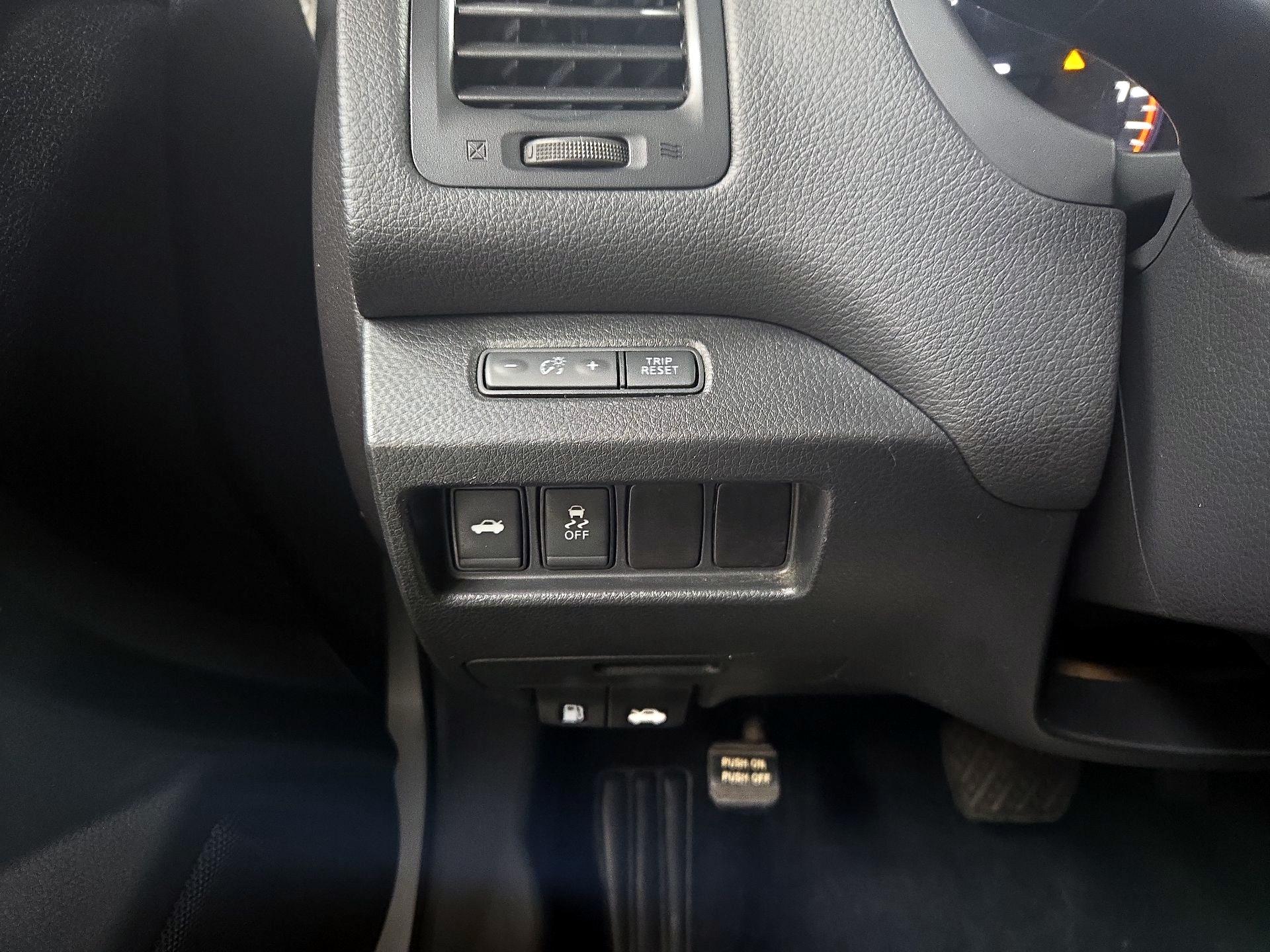 Thumbnail: 2017 Nissan Altima - 13