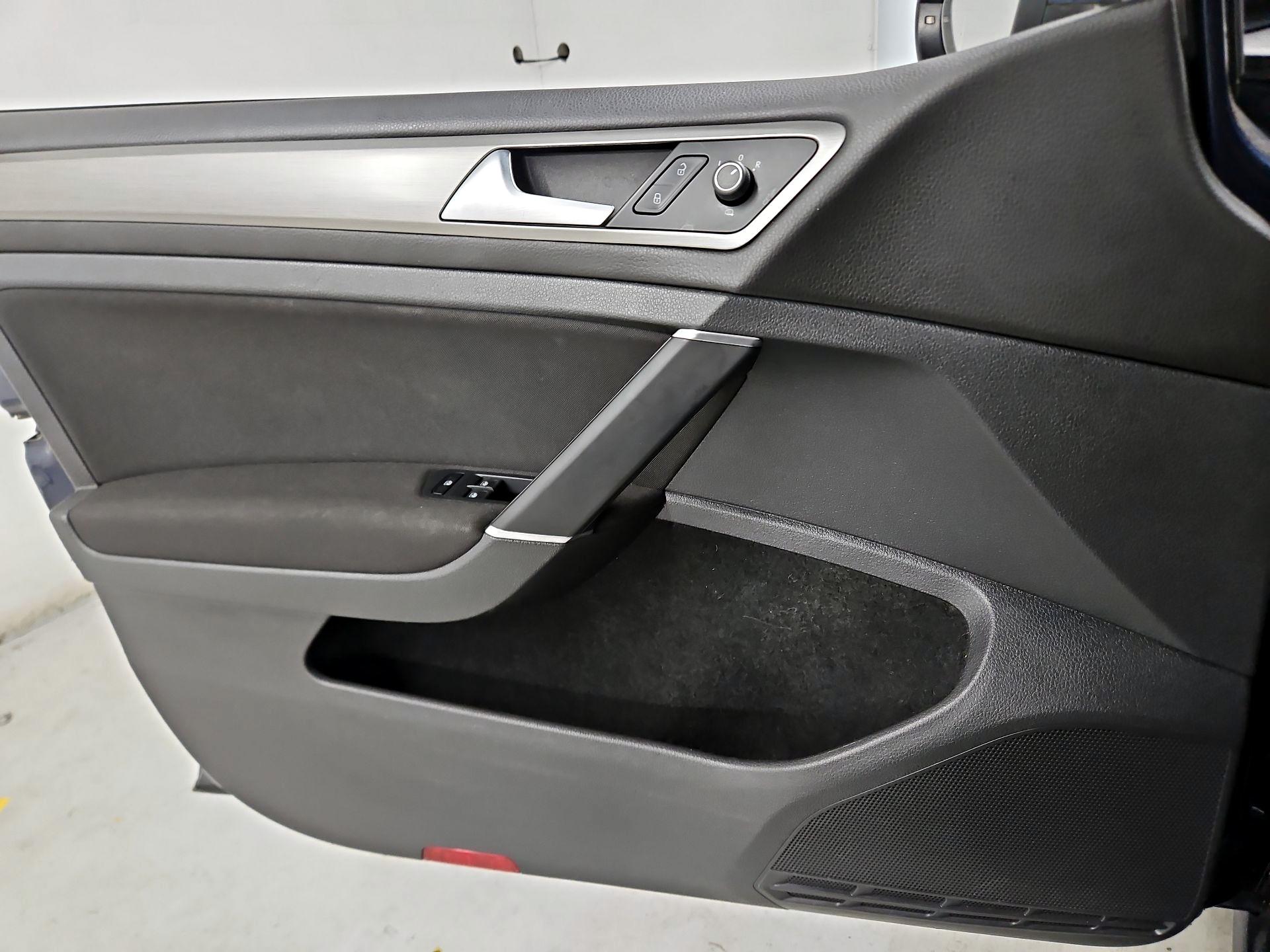 Thumbnail: 2016 Volkswagen Golf - 12