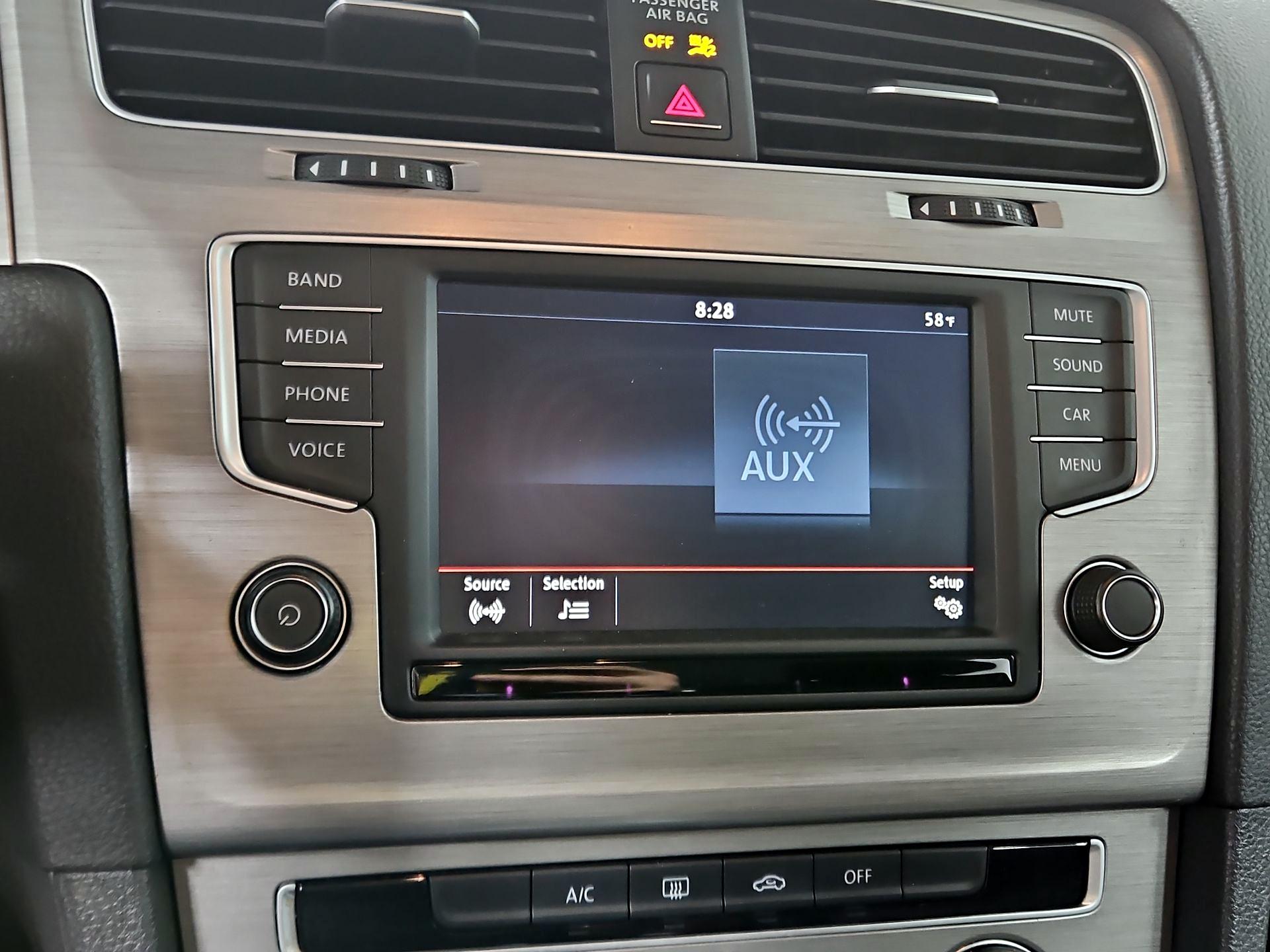 Thumbnail: 2016 Volkswagen Golf - 15