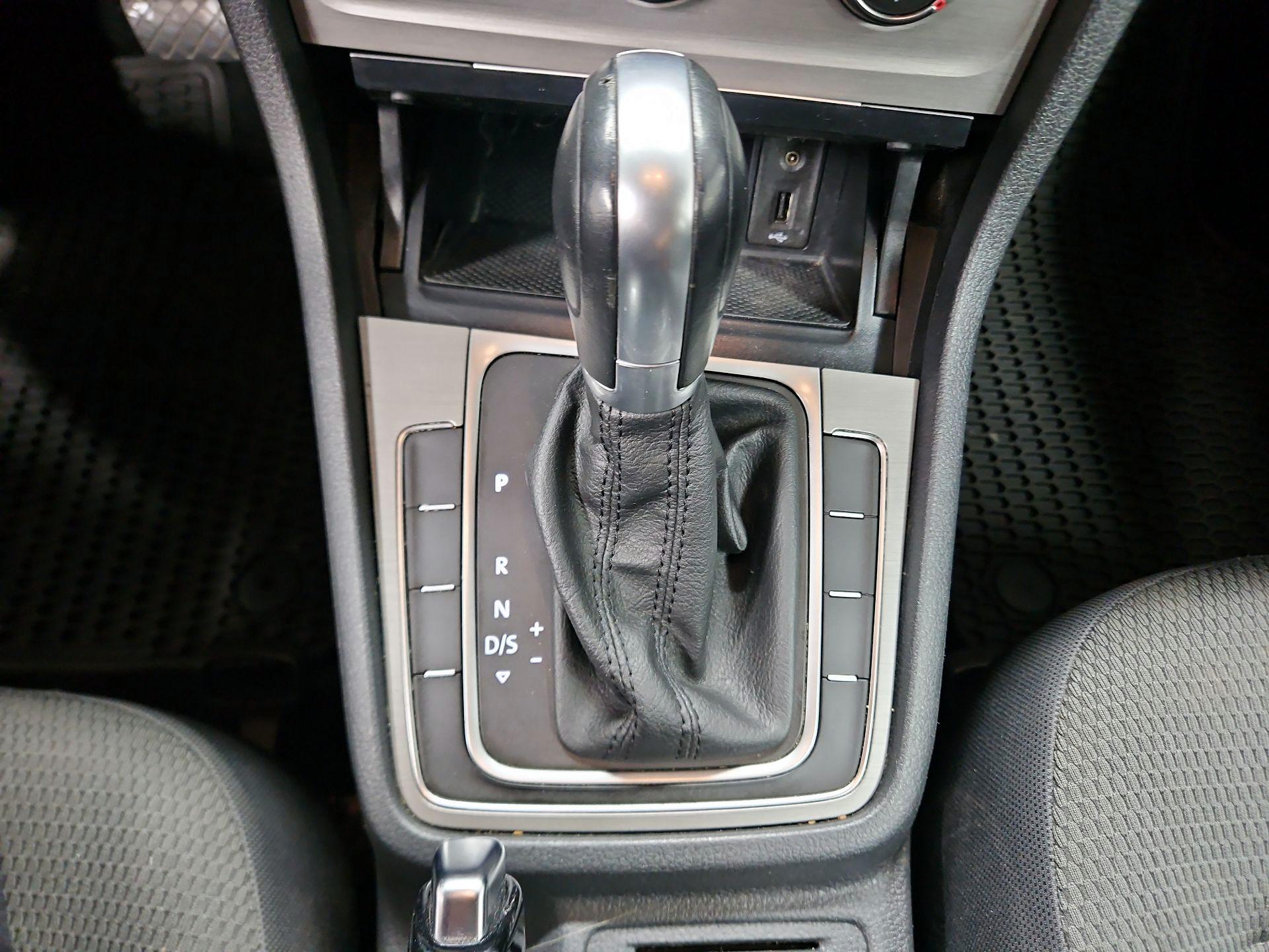 Thumbnail: 2016 Volkswagen Golf - 17