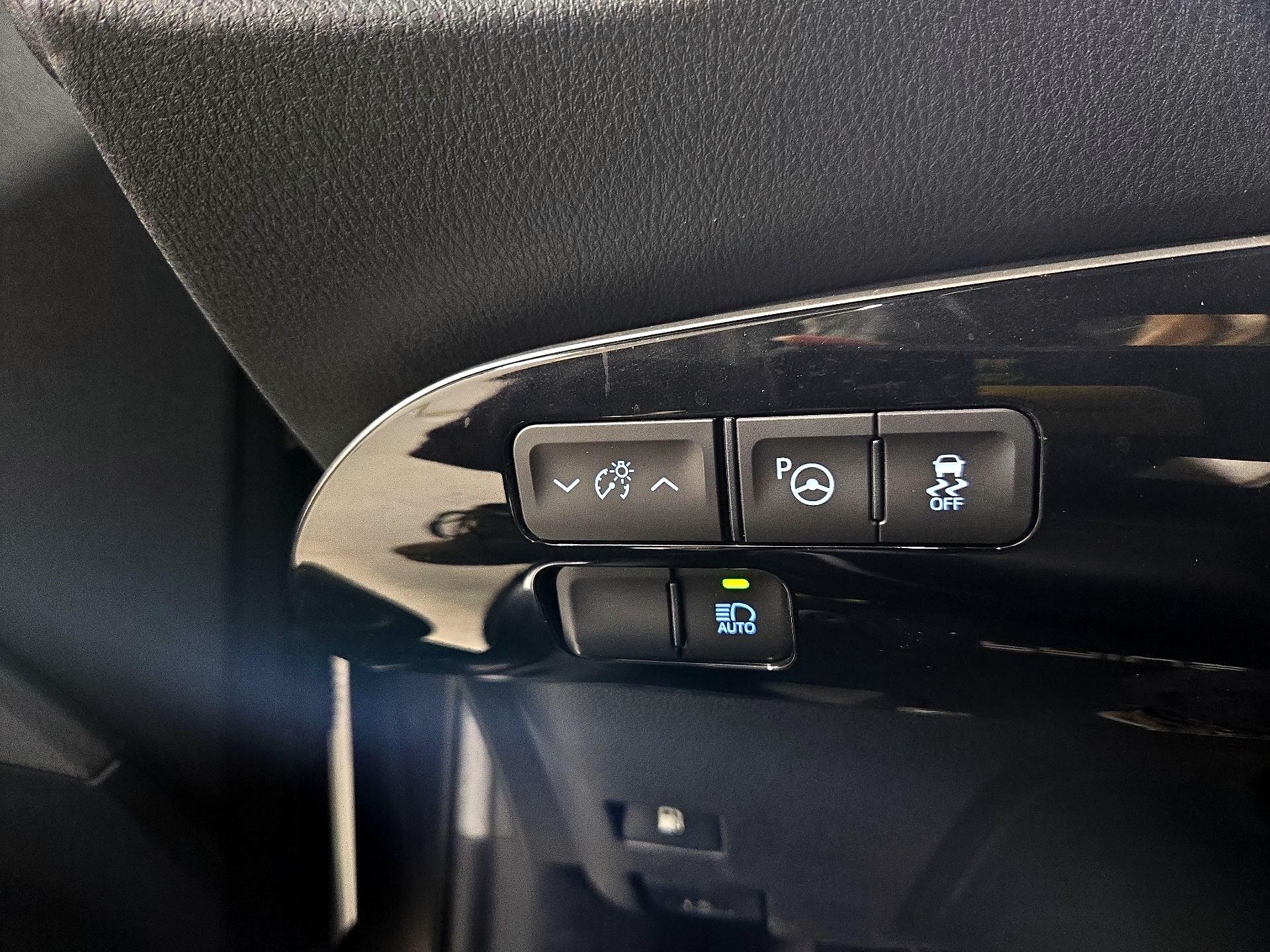 Thumbnail: 2016 Toyota Prius - 13