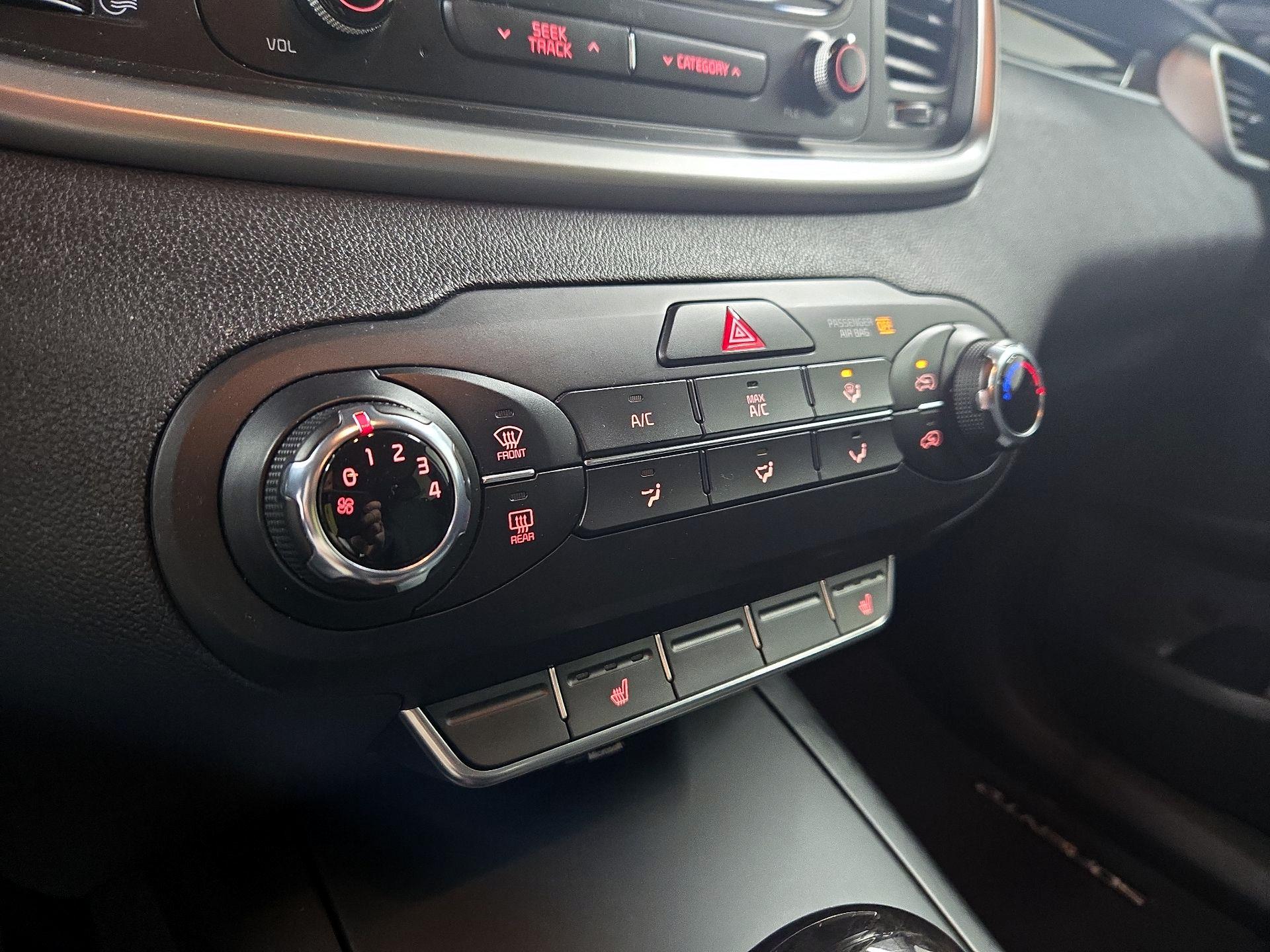 Thumbnail: 2016 Kia Sorento - 16