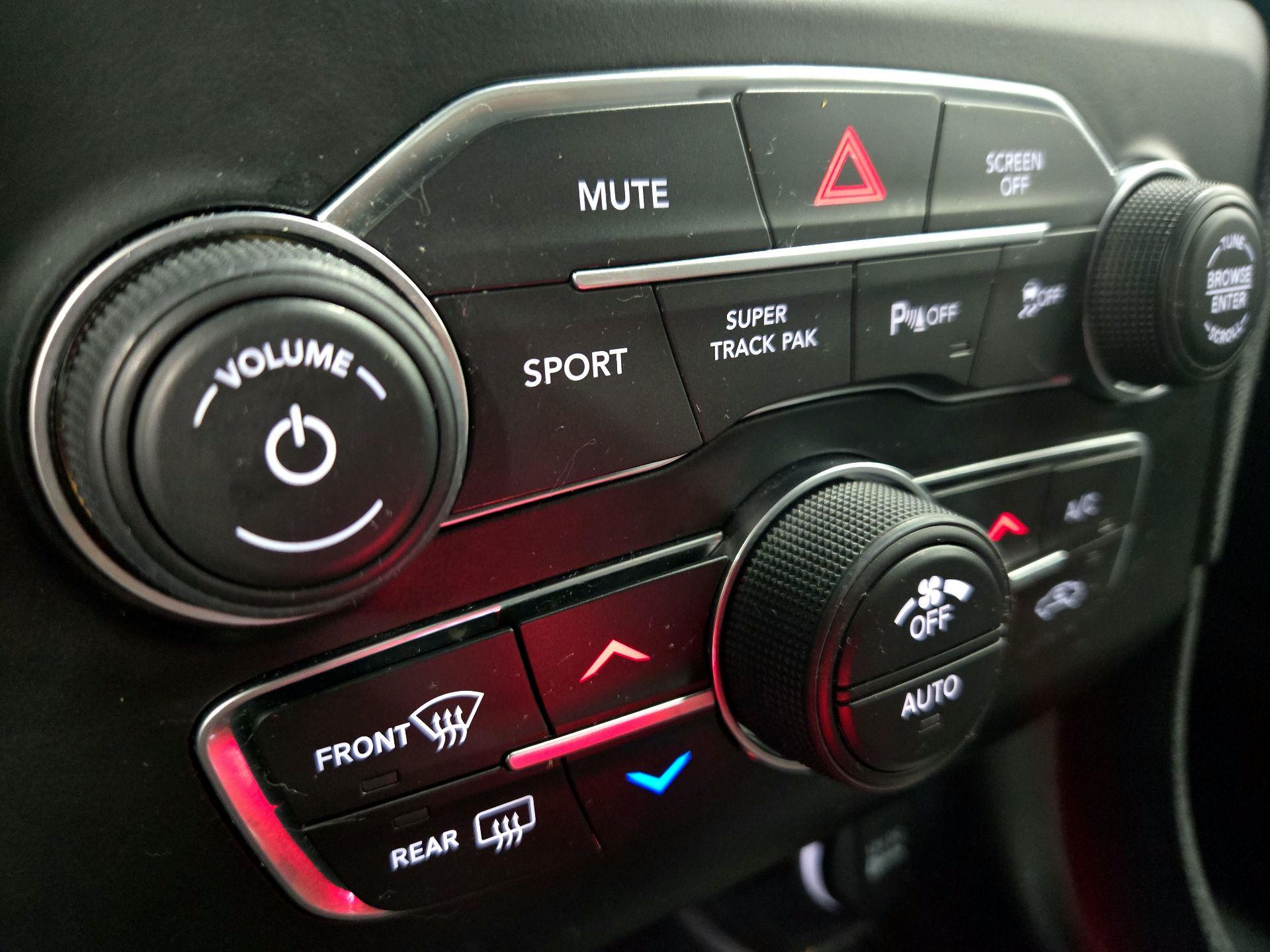 Thumbnail: 2020 Dodge Charger - 16