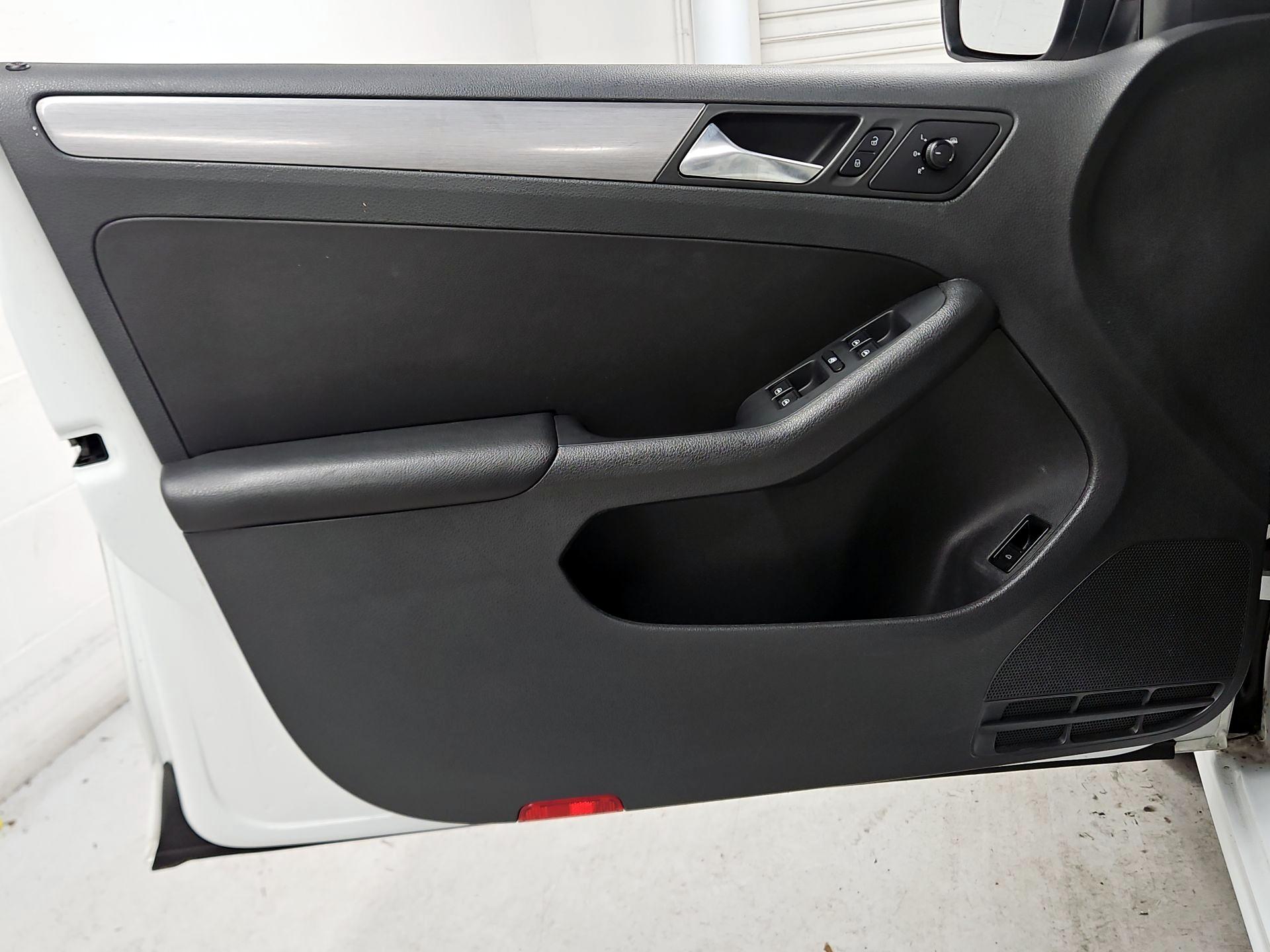 Thumbnail: 2016 Volkswagen Jetta - 12