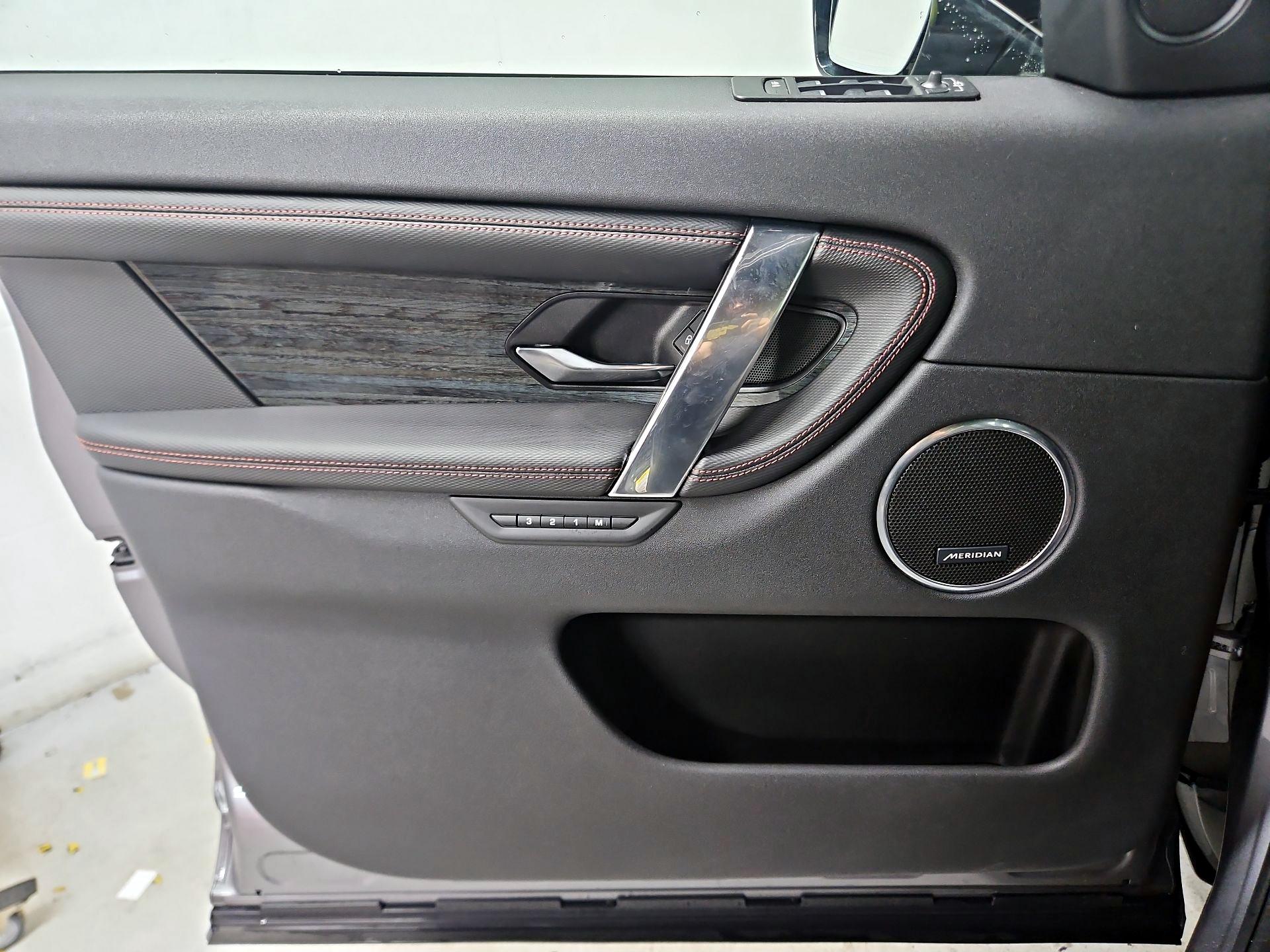 Thumbnail: 2022 Land Rover Discovery Sport - 12