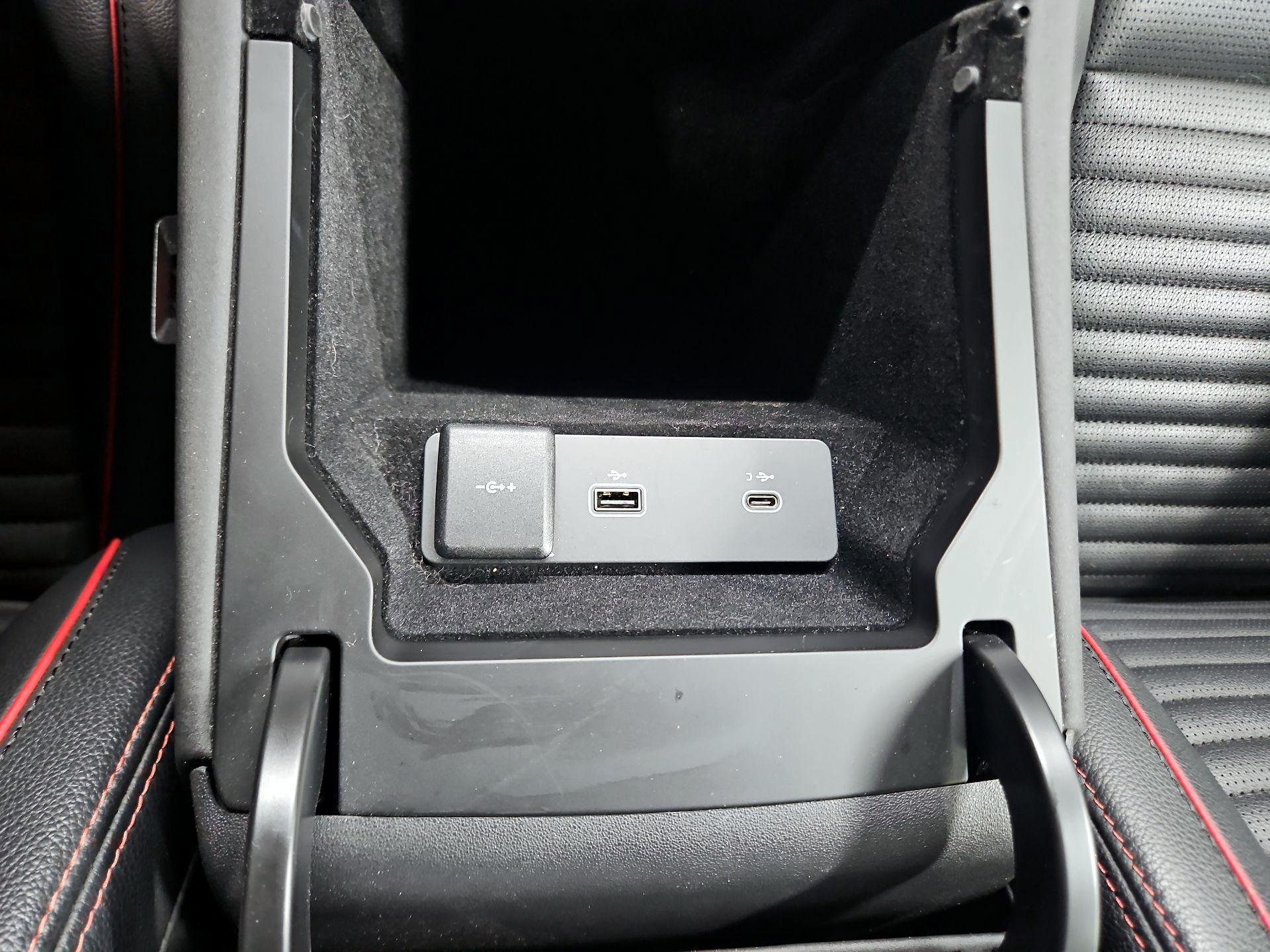 Thumbnail: 2022 Land Rover Discovery Sport - 19