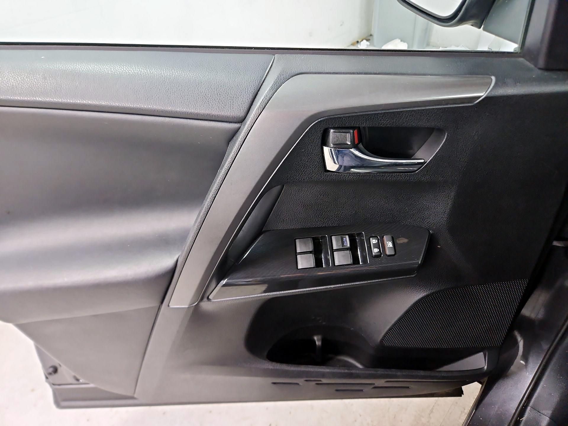 Thumbnail: 2016 Toyota RAV4 - 12