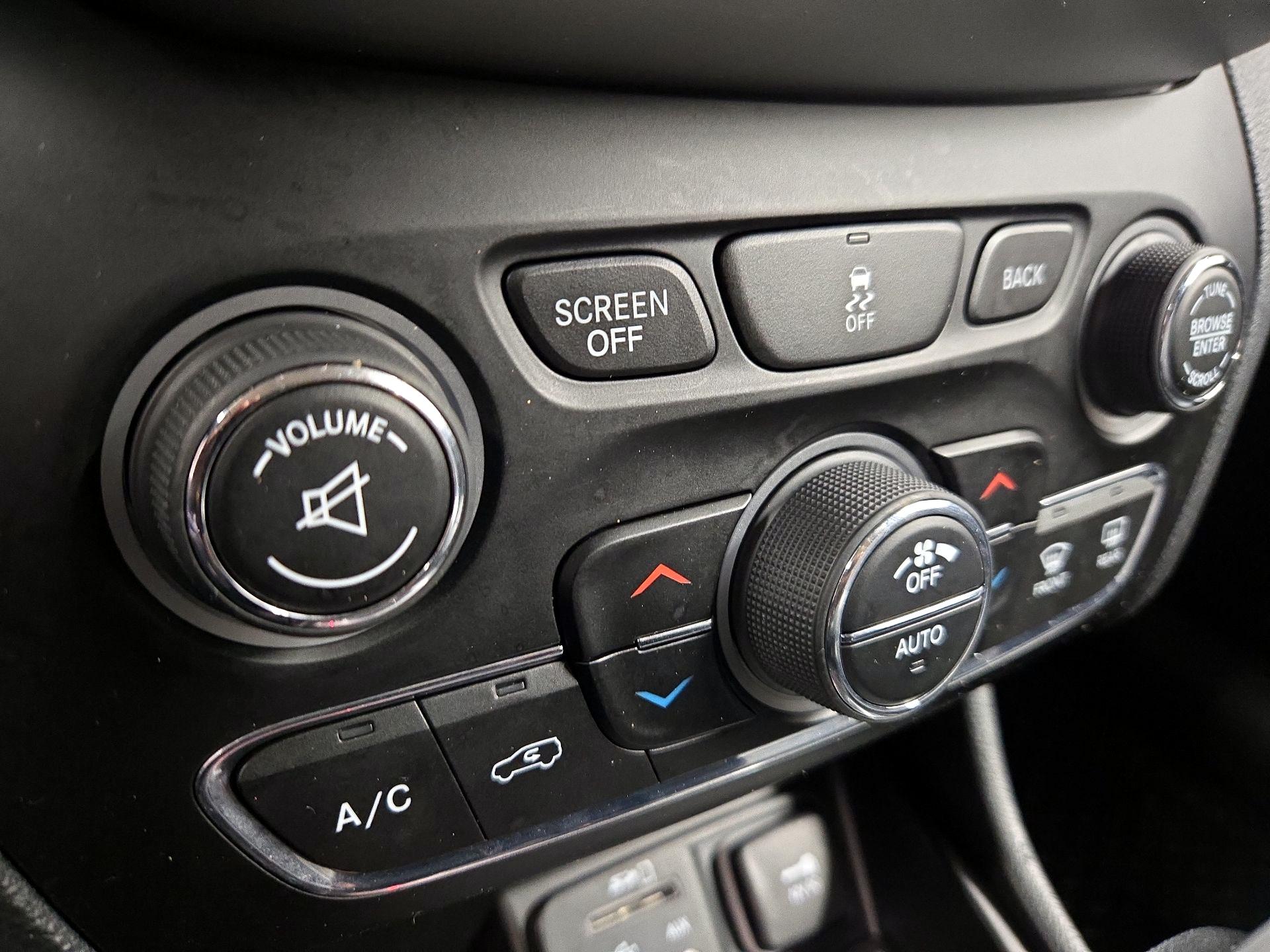 Thumbnail: 2014 Jeep Cherokee - 17