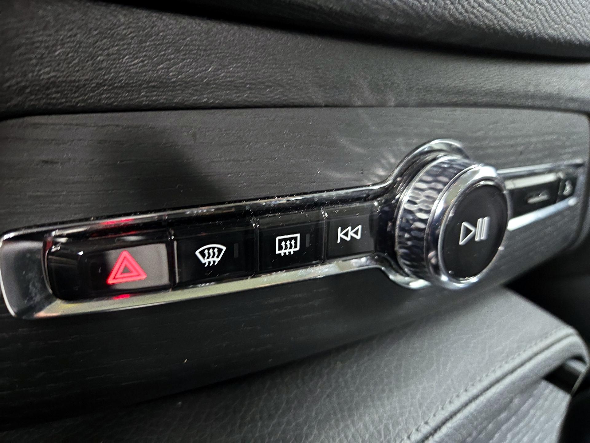 Thumbnail: 2020 Volvo XC90 - 17