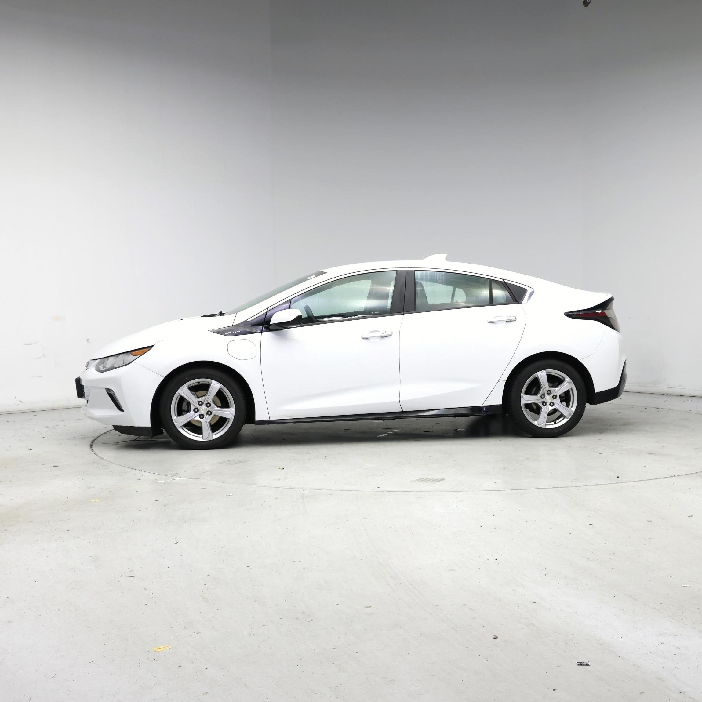 Thumbnail: 2017 Chevrolet Volt - 3