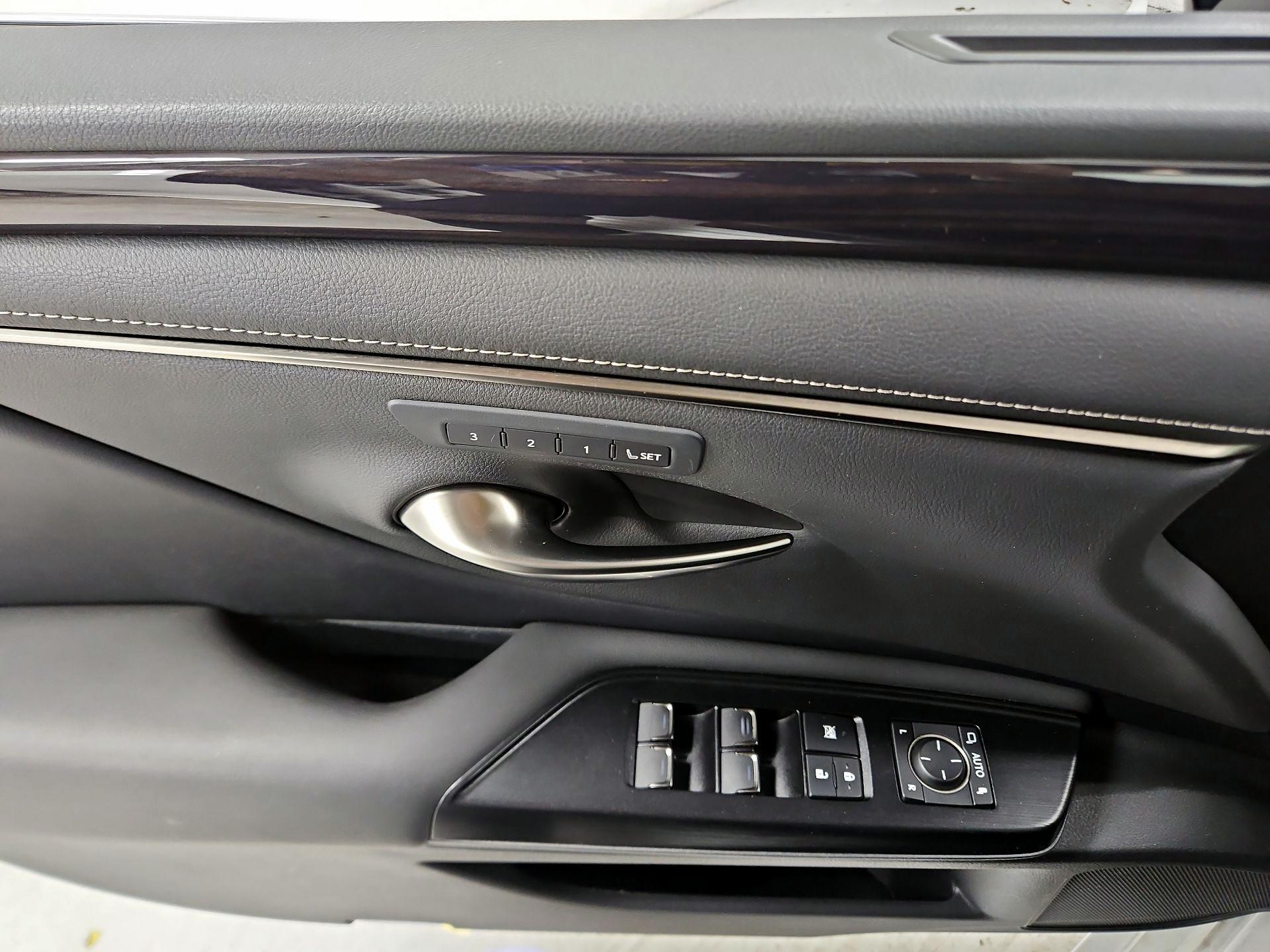 Thumbnail: 2021 Lexus ES - 12