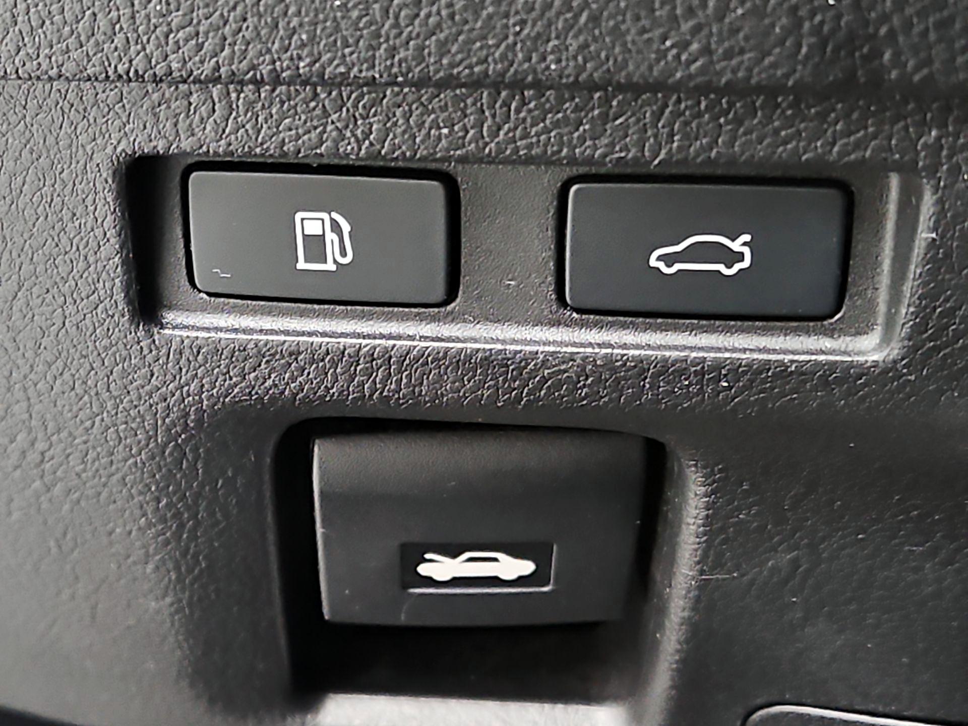 Thumbnail: 2021 Lexus ES - 13