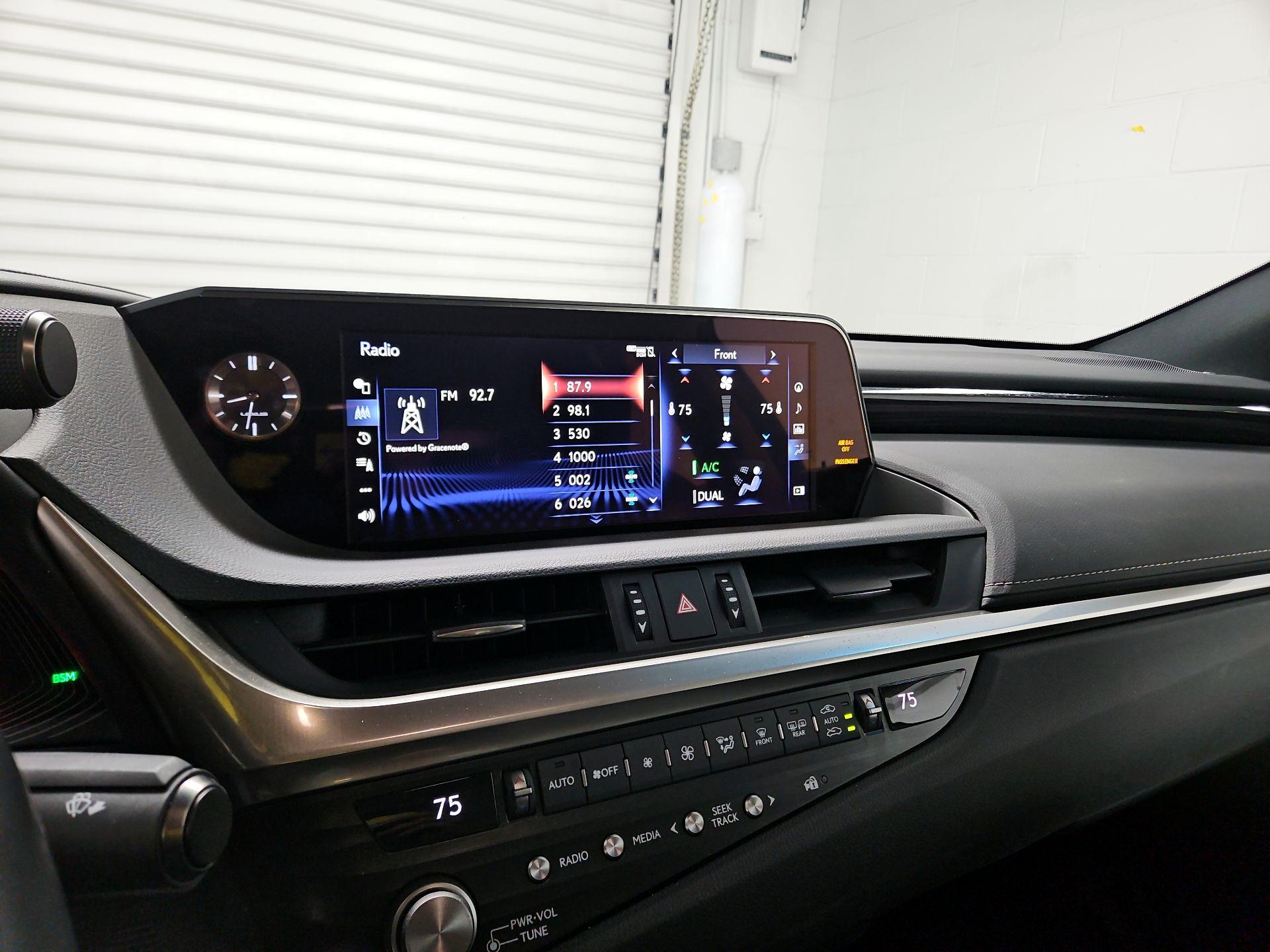 Thumbnail: 2021 Lexus ES - 16