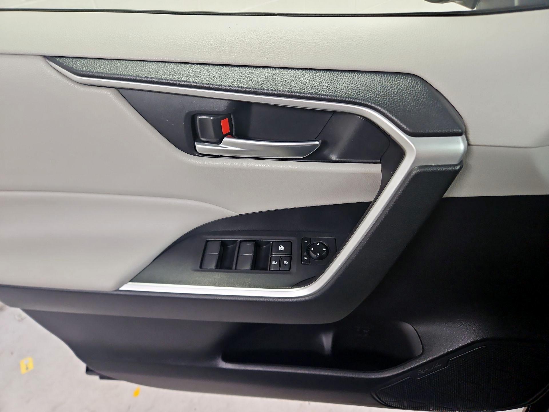 Thumbnail: 2020 Toyota RAV4 - 12