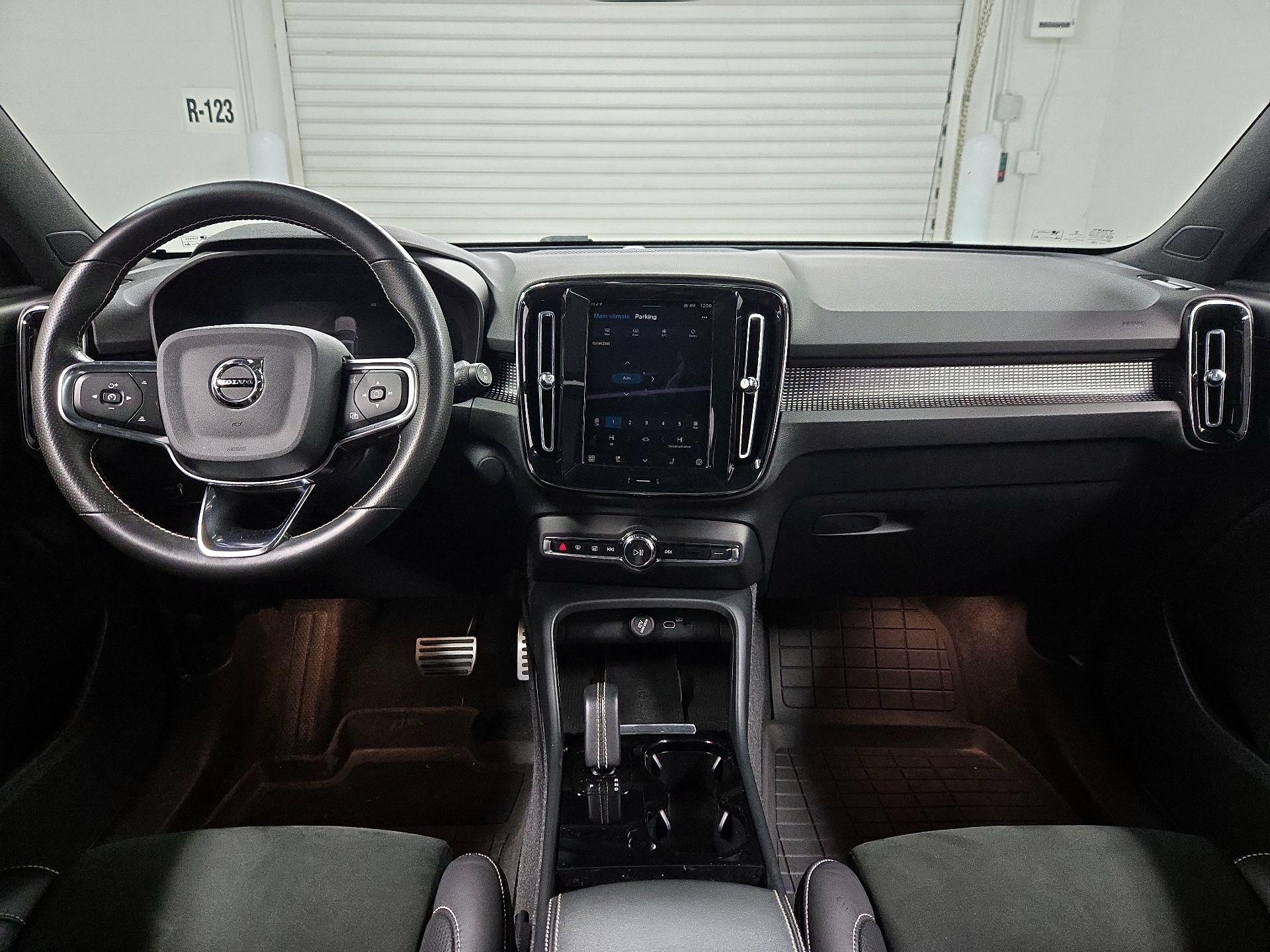 Thumbnail: 2021 Volvo XC40 - 9