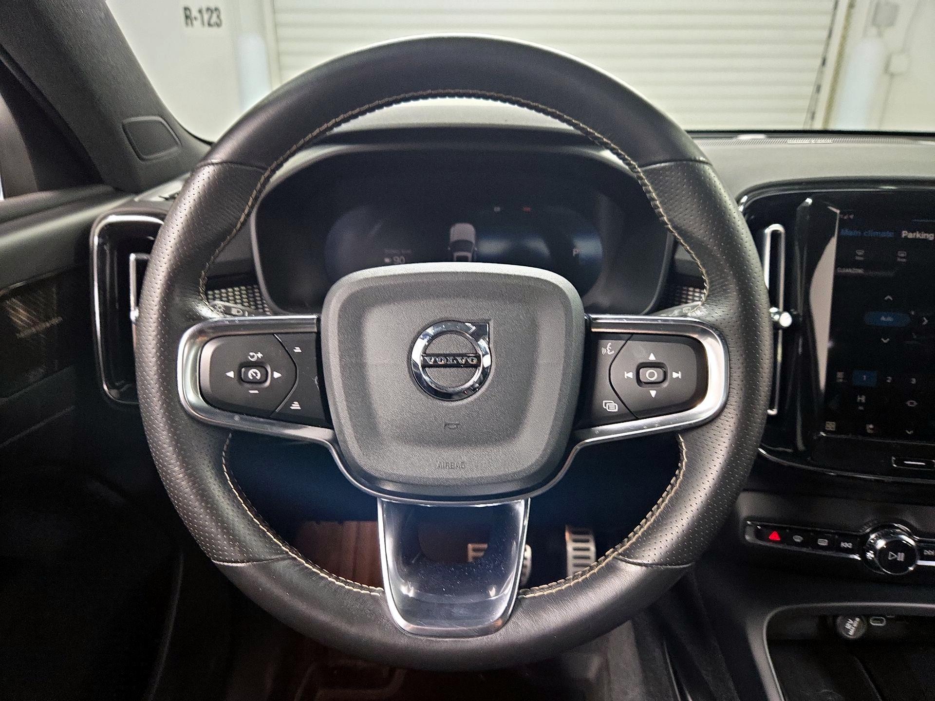 Thumbnail: 2021 Volvo XC40 - 10