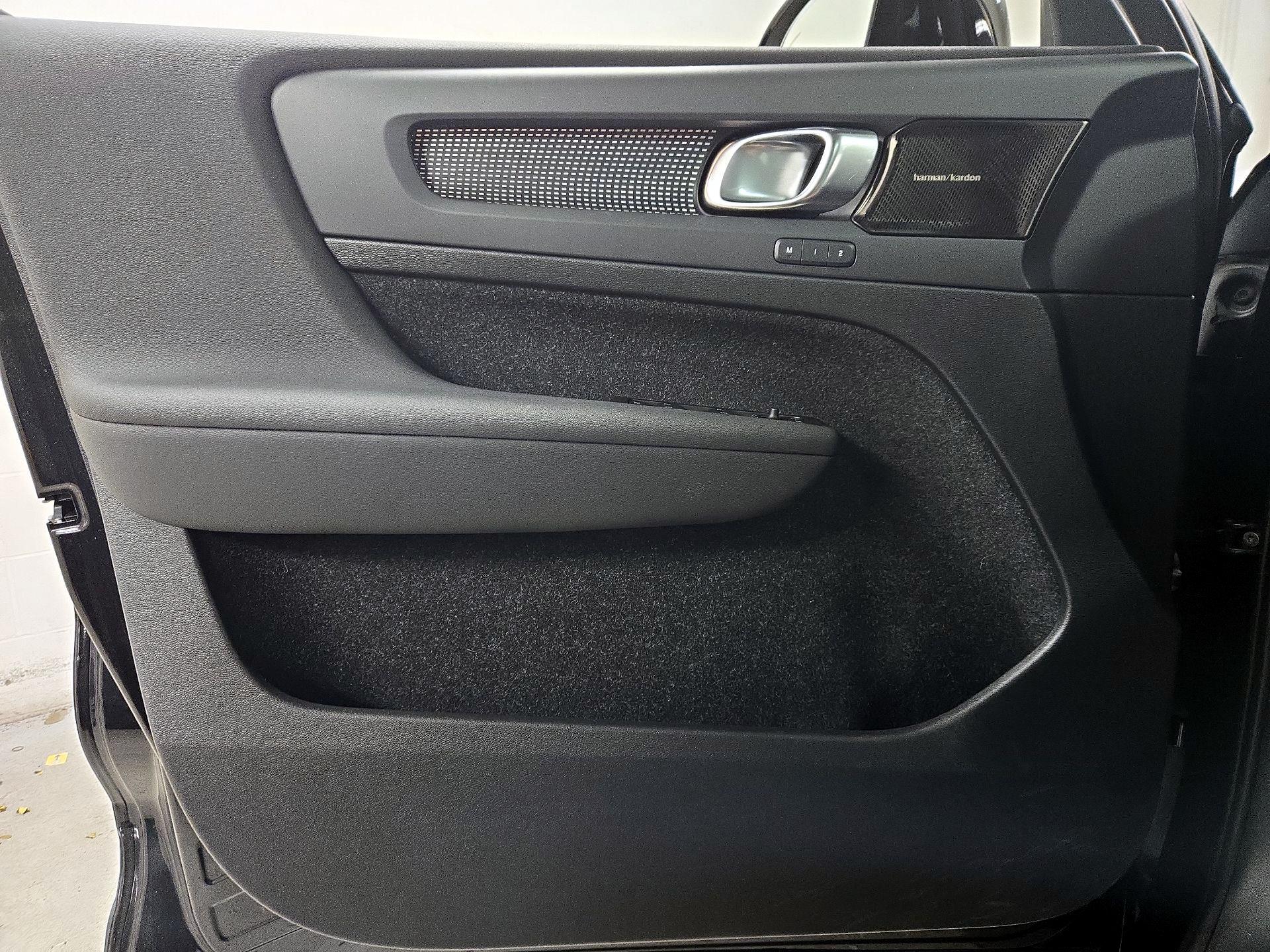 Thumbnail: 2021 Volvo XC40 - 12