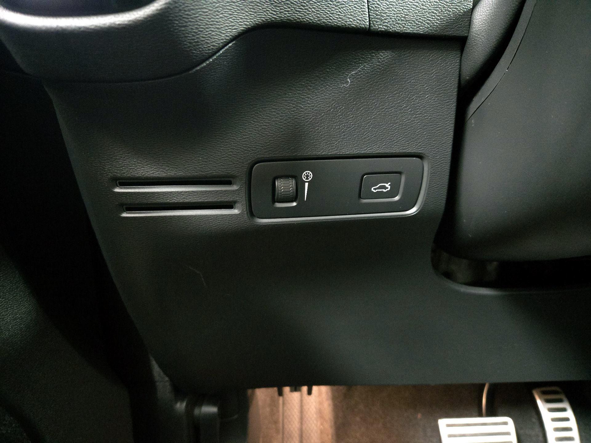 Thumbnail: 2021 Volvo XC40 - 13