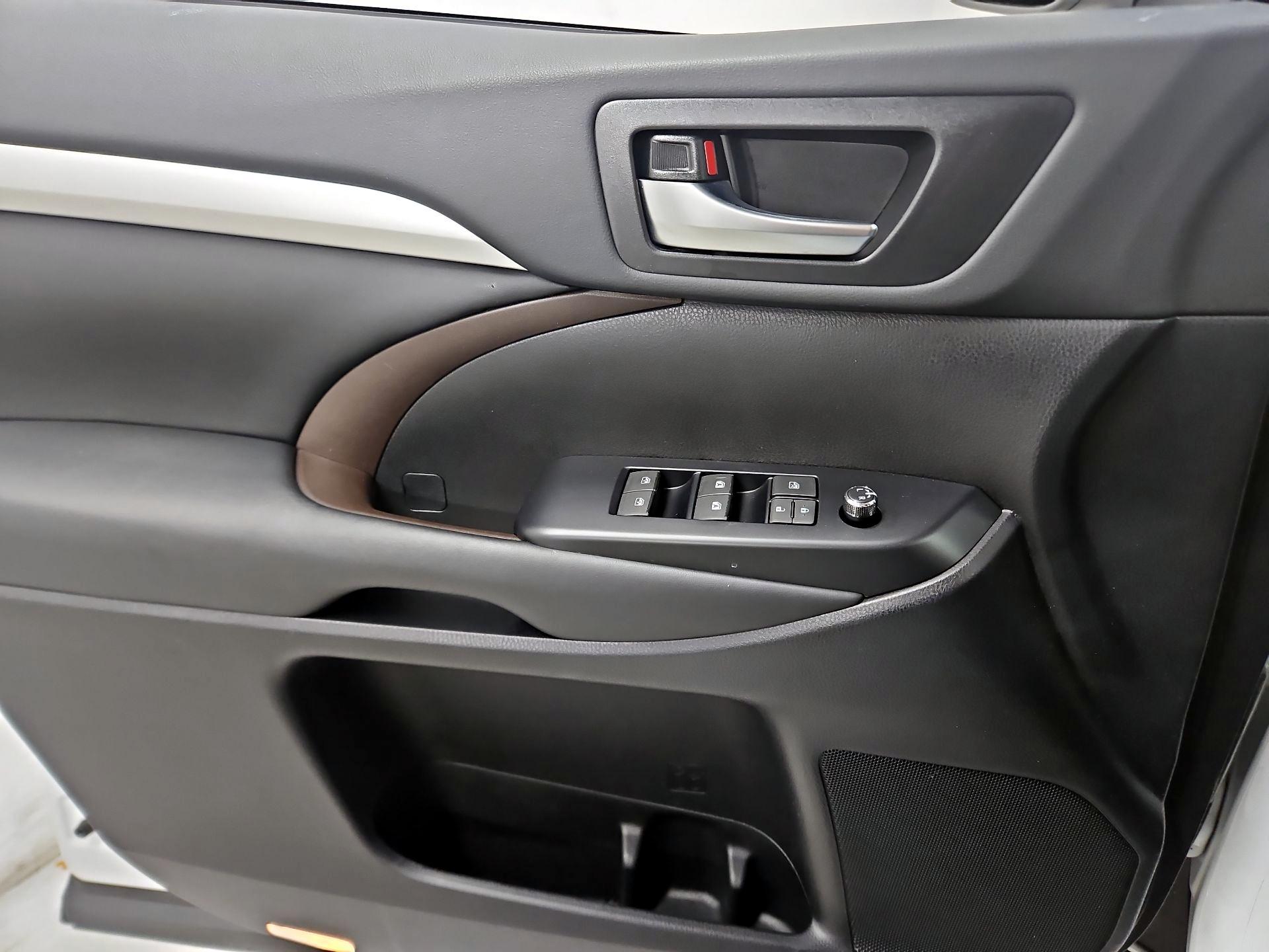 Thumbnail: 2019 Toyota Highlander - 12