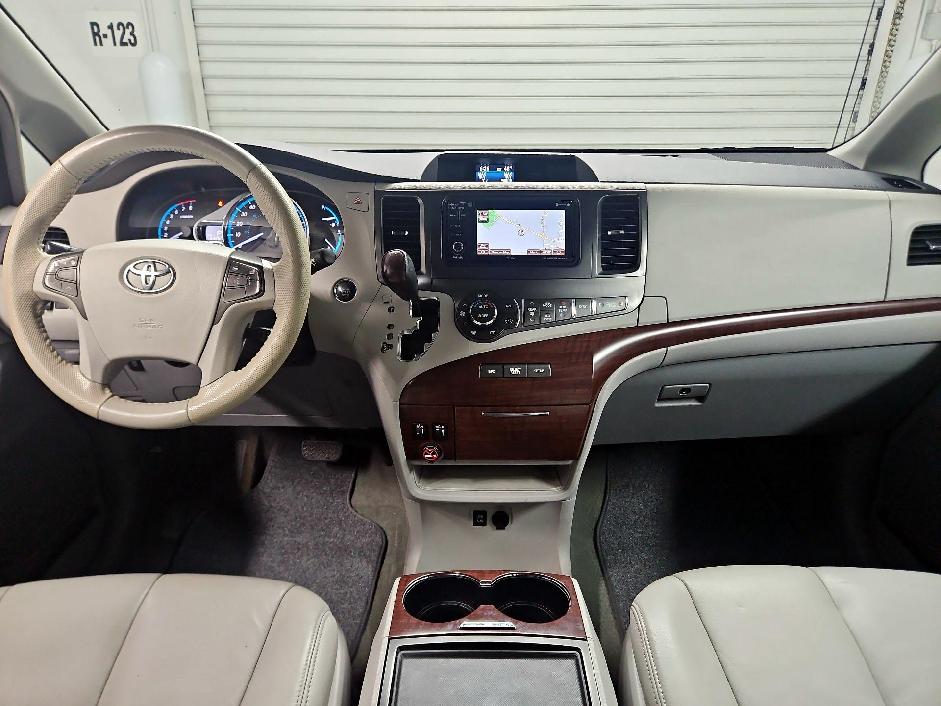 Thumbnail: 2014 Toyota Sienna - 9