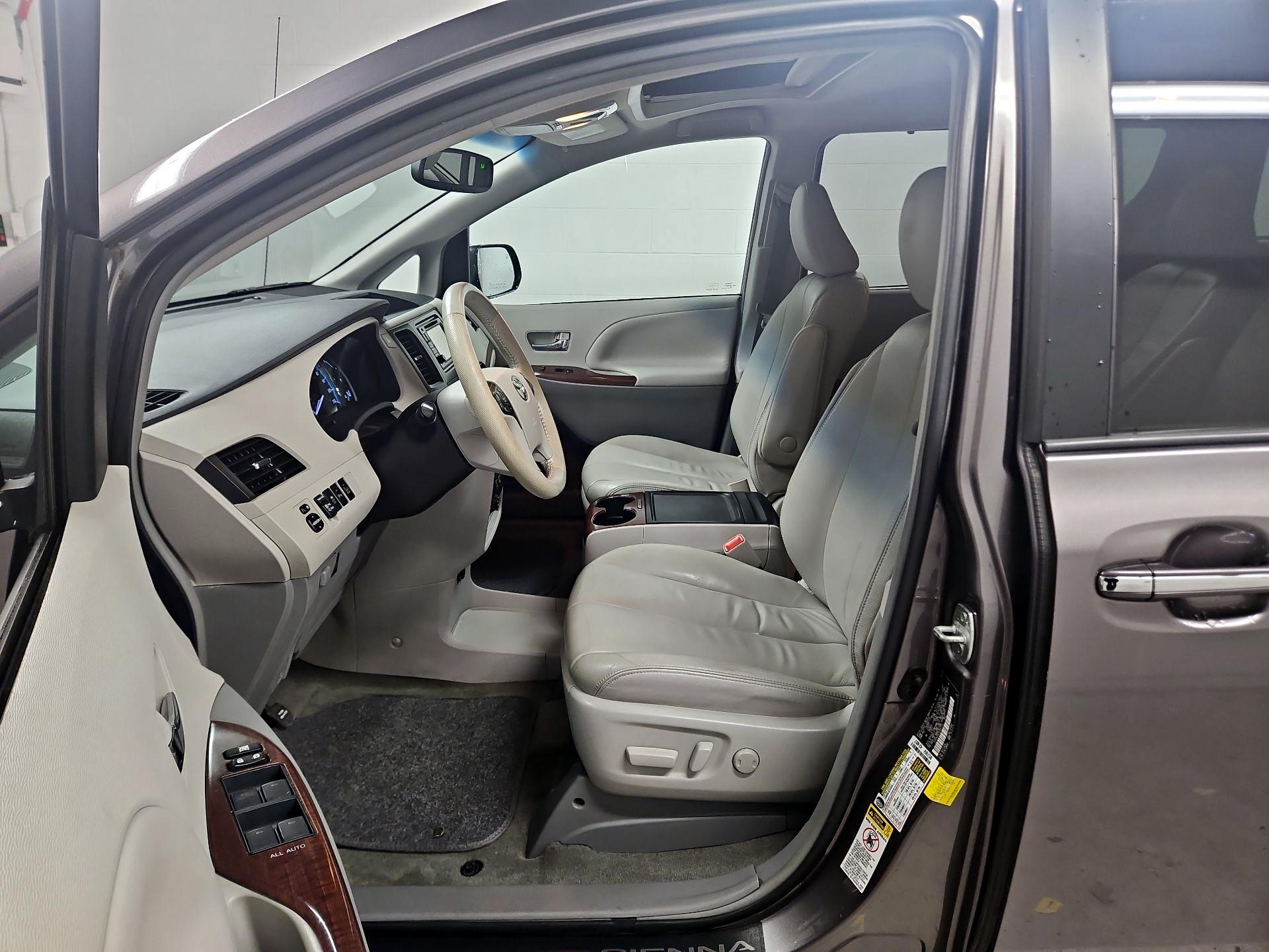 Thumbnail: 2014 Toyota Sienna - 11