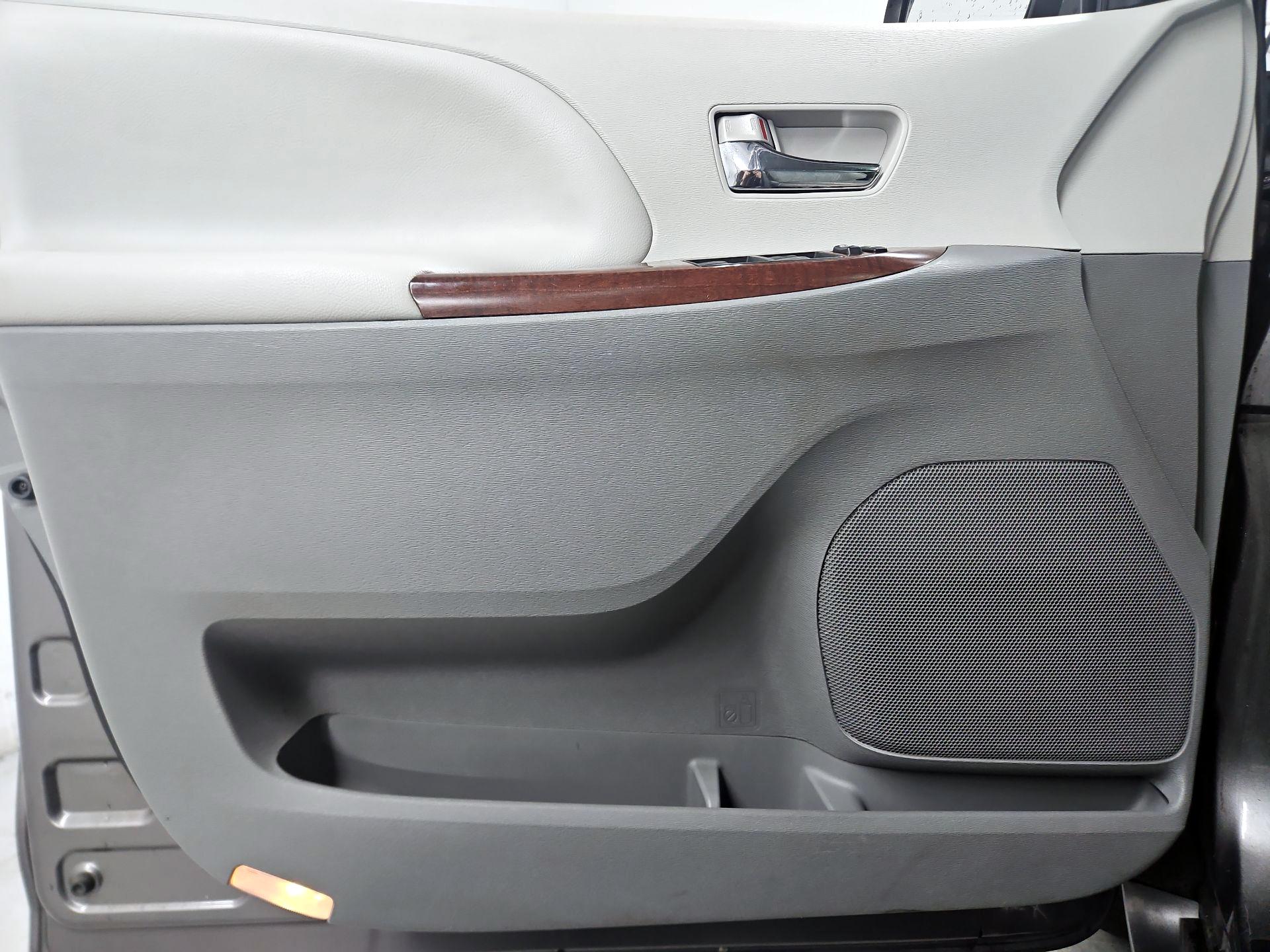 Thumbnail: 2014 Toyota Sienna - 12