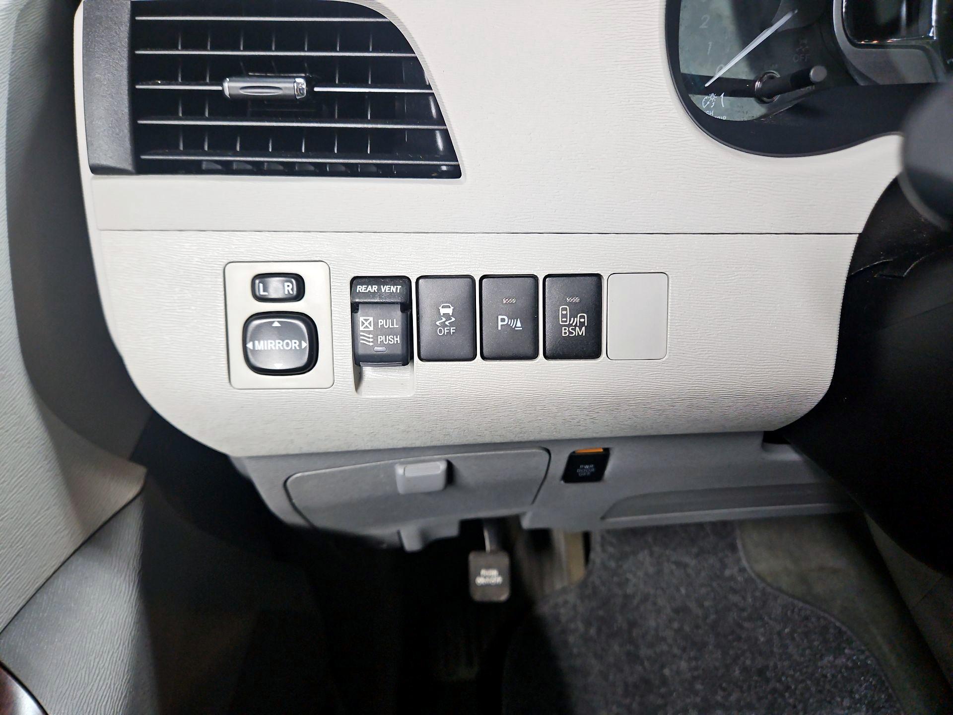 Thumbnail: 2014 Toyota Sienna - 13