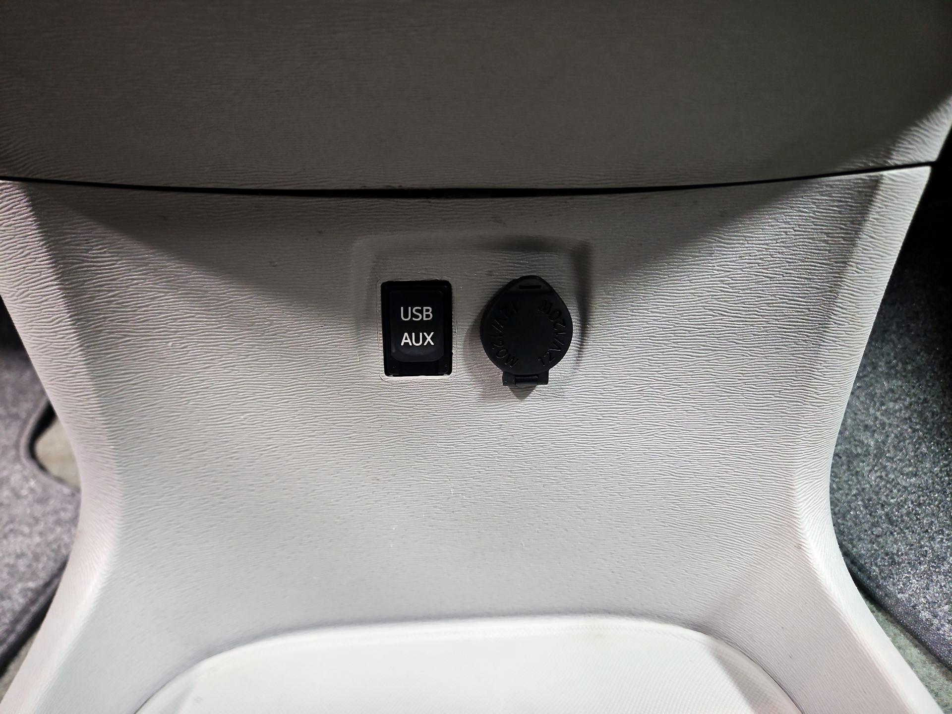 Thumbnail: 2014 Toyota Sienna - 19