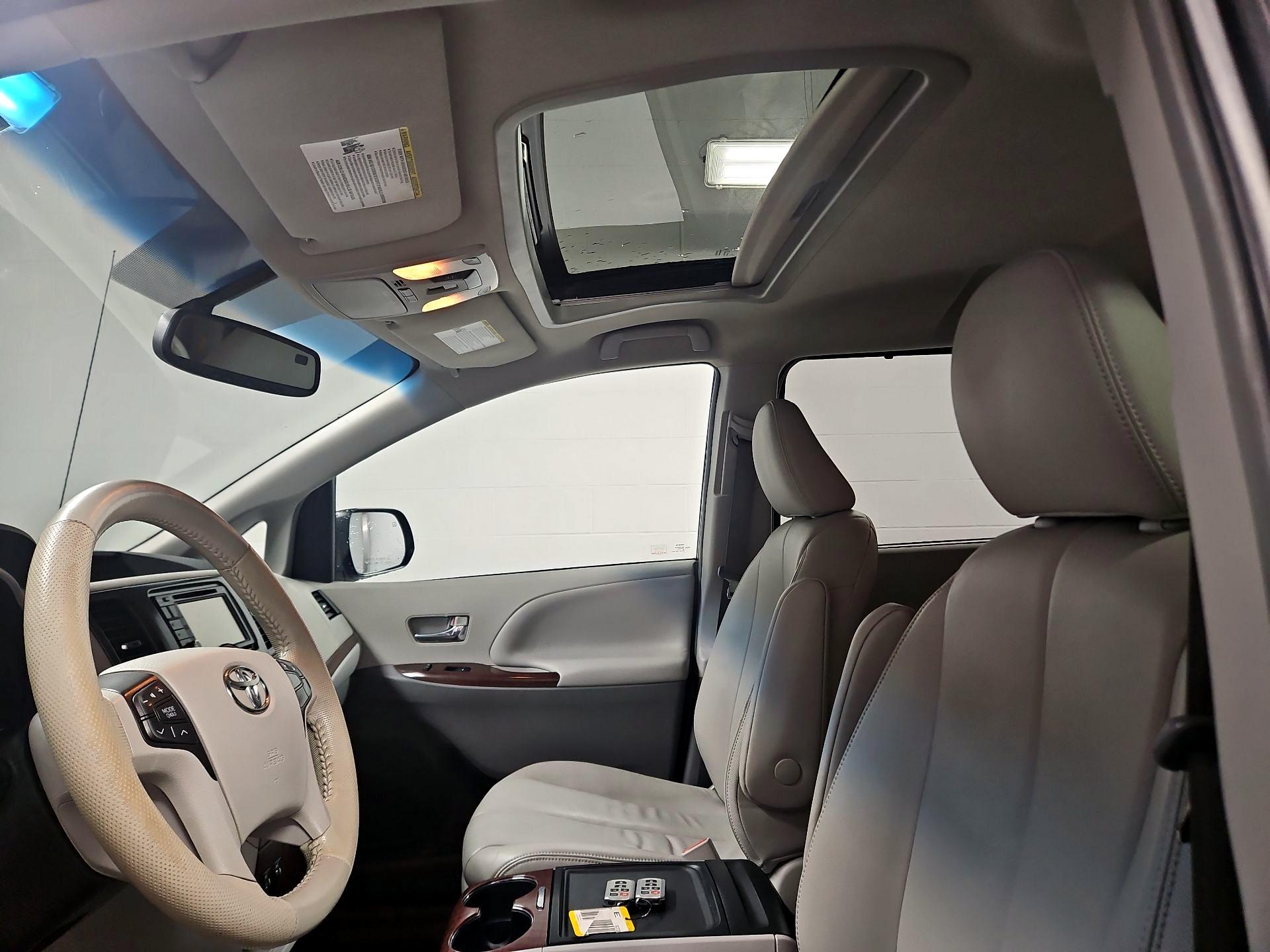 Thumbnail: 2014 Toyota Sienna - 20