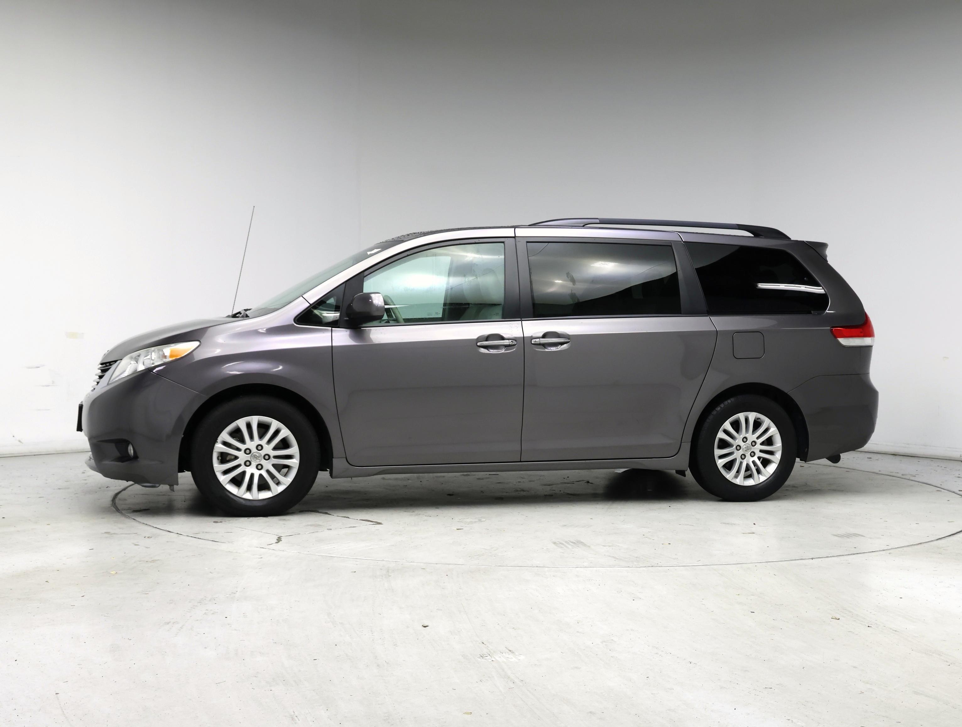 Thumbnail: 2014 Toyota Sienna - 3