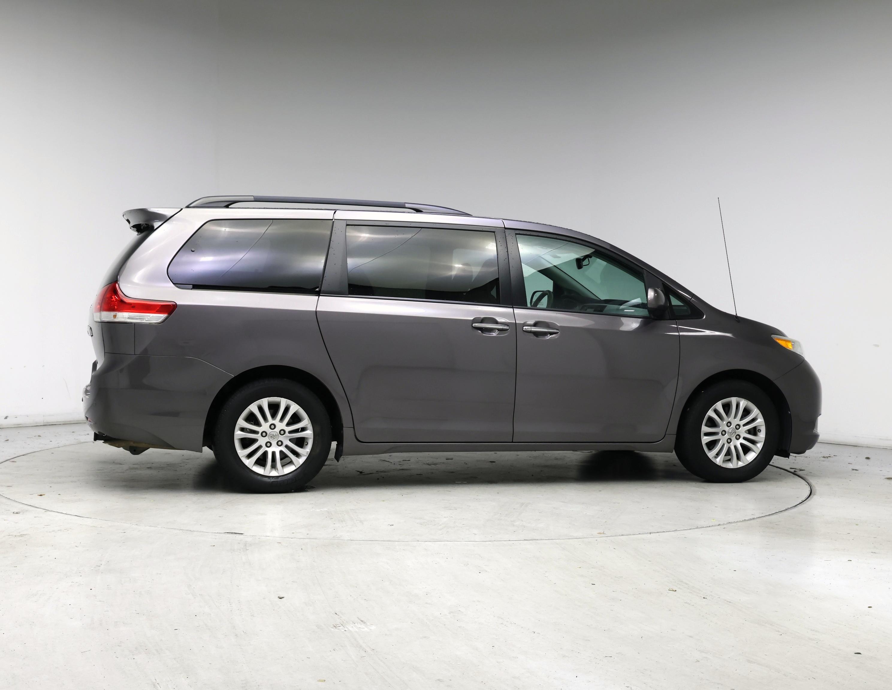 Thumbnail: 2014 Toyota Sienna - 7